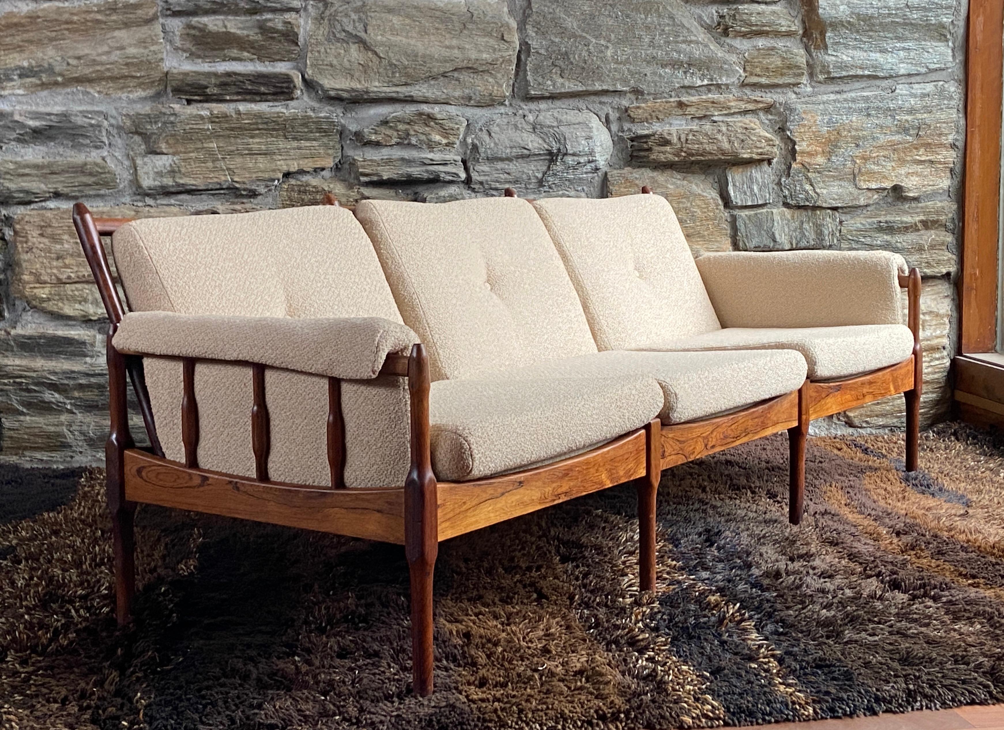 Mid-Century Modern Canapé danois du milieu du siècle en bois de rose avec nouveau revêtement en laine bouclée en vente