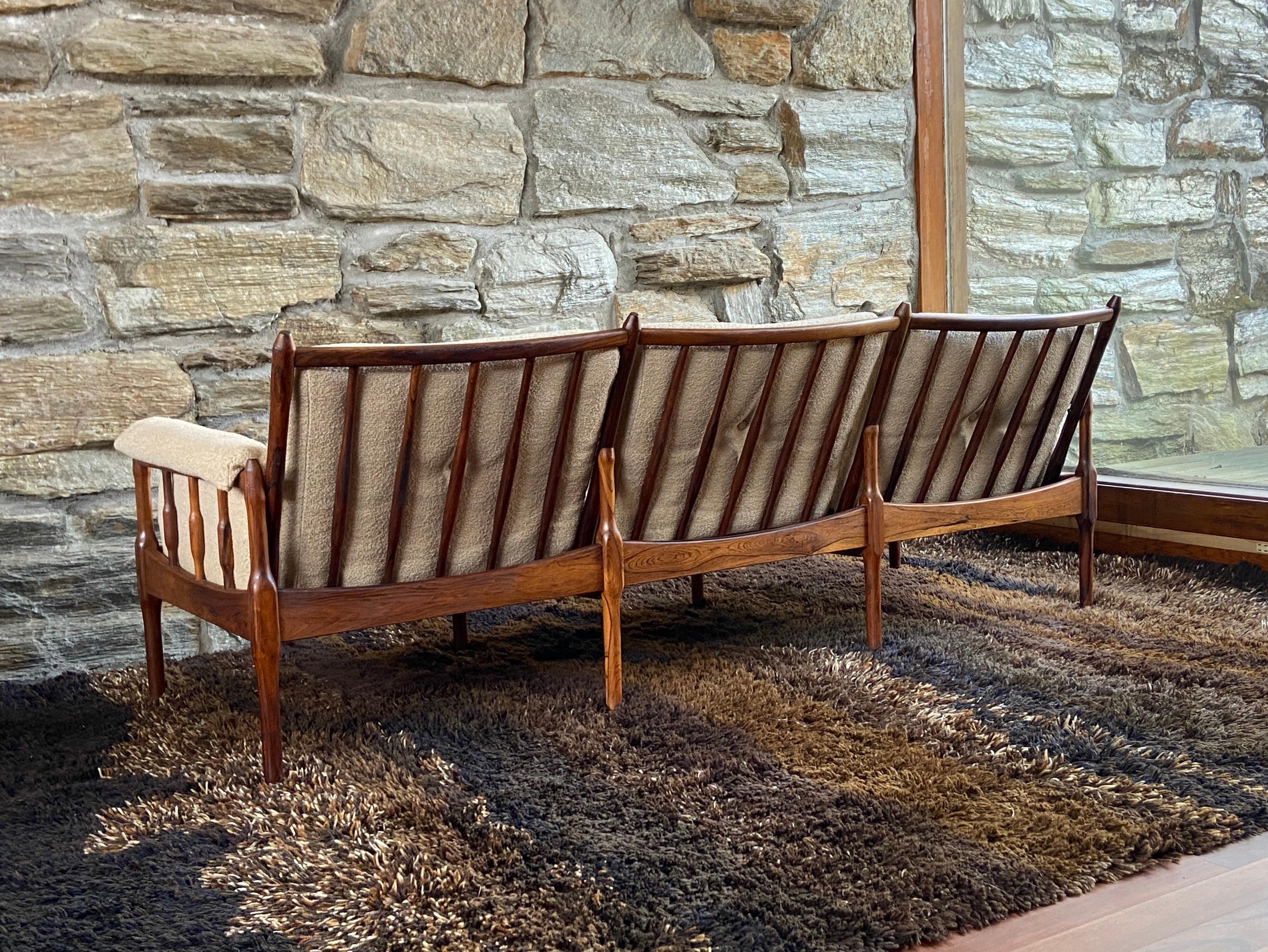 Canapé danois du milieu du siècle en bois de rose avec nouveau revêtement en laine bouclée Bon état - En vente à Liberty, NY