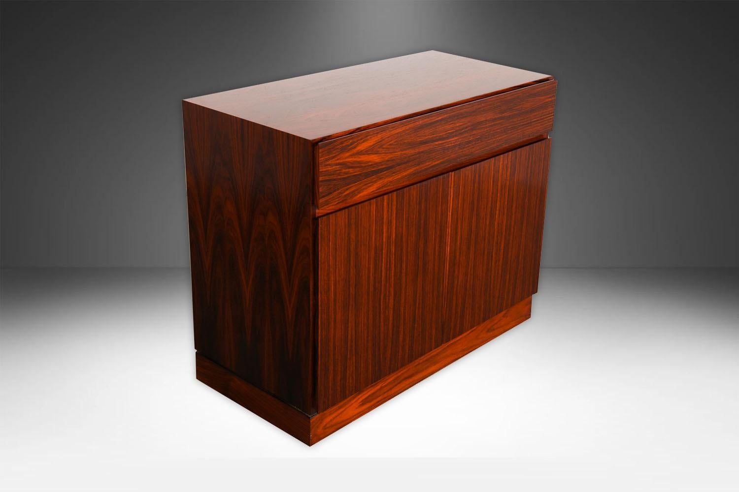 Danese Credenza a due ante in palissandro danese del metà secolo Arne Wahl Iversen in vendita
