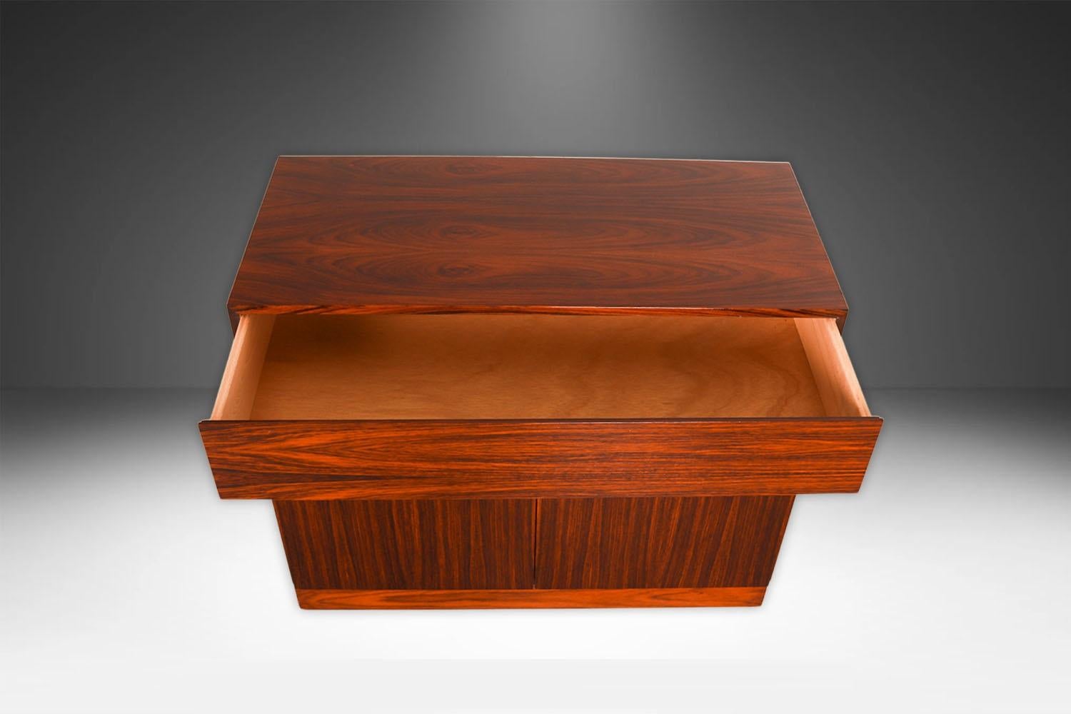 Credenza a due ante in palissandro danese del metà secolo Arne Wahl Iversen In condizioni discrete in vendita a Baltimore, MD