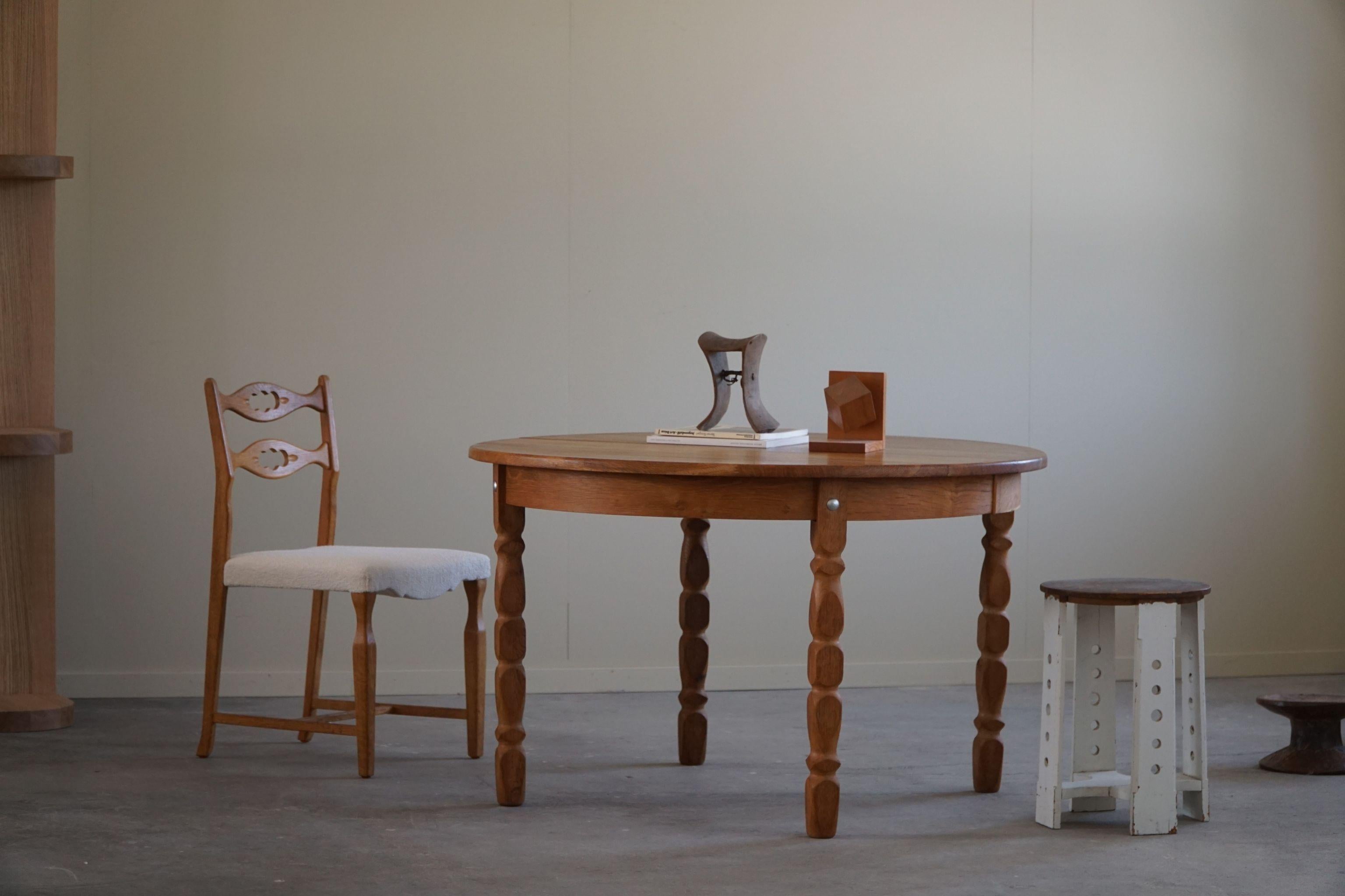 Table de salle à manger ronde classique en chêne massif avec deux rallonges, fabriquée dans les années 1960 par un ébéniste danois. Une figure sculpturale pour un intérieur moderne.

Cette table brutaliste est dotée de pieds incurvés et d'une grande