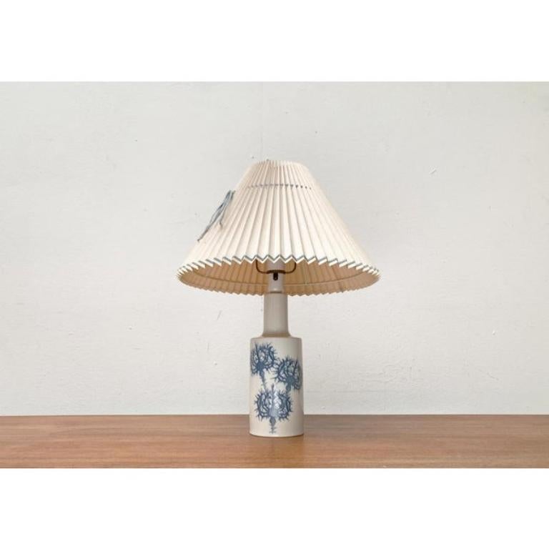 Lampe de table classique du fabricant danois Fog & Mørup et du célèbre fabricant de porcelaine Royal Copenhagen d'après un design de Kai Lange des années 1960.

Forme élégante et couleurs classiques bleu et blanc. Cette série de lampes a été créée