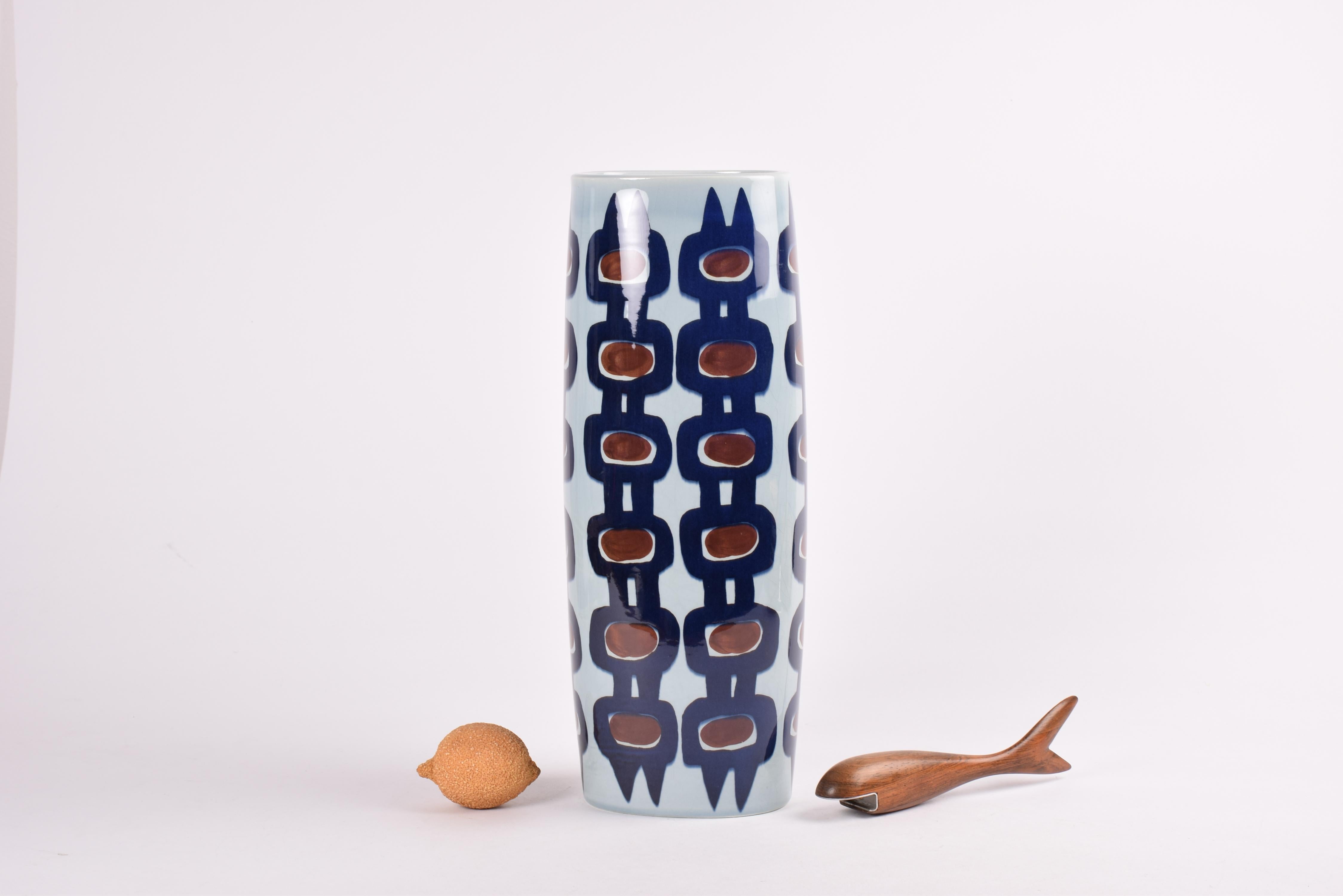 Very tall vase from the Royal Copenhagen Tenera series.
The bold hand painted decor is designed by Inge-Lise Koefoed.
The vase was manufactured in the period 1992-1999.

The vase is in very good vintage condition.
It is marked as factory second