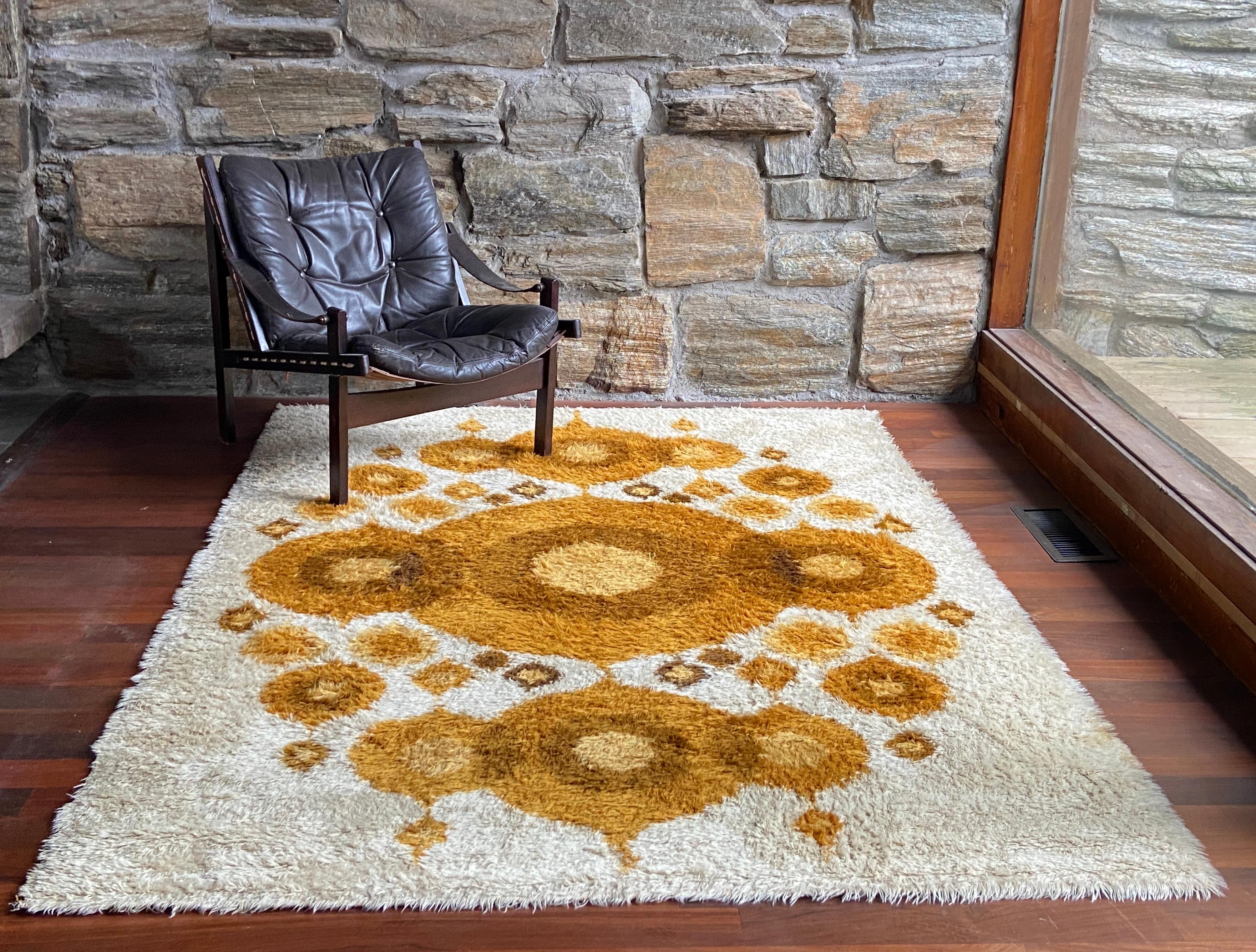 Beautiful Mid century Sonet Rya rug made in Denmark by l.f.Foght.
White background with gold abstract pattern.
Nice vintage condition, one of the small sides has some wear to edge as shown in pic.
