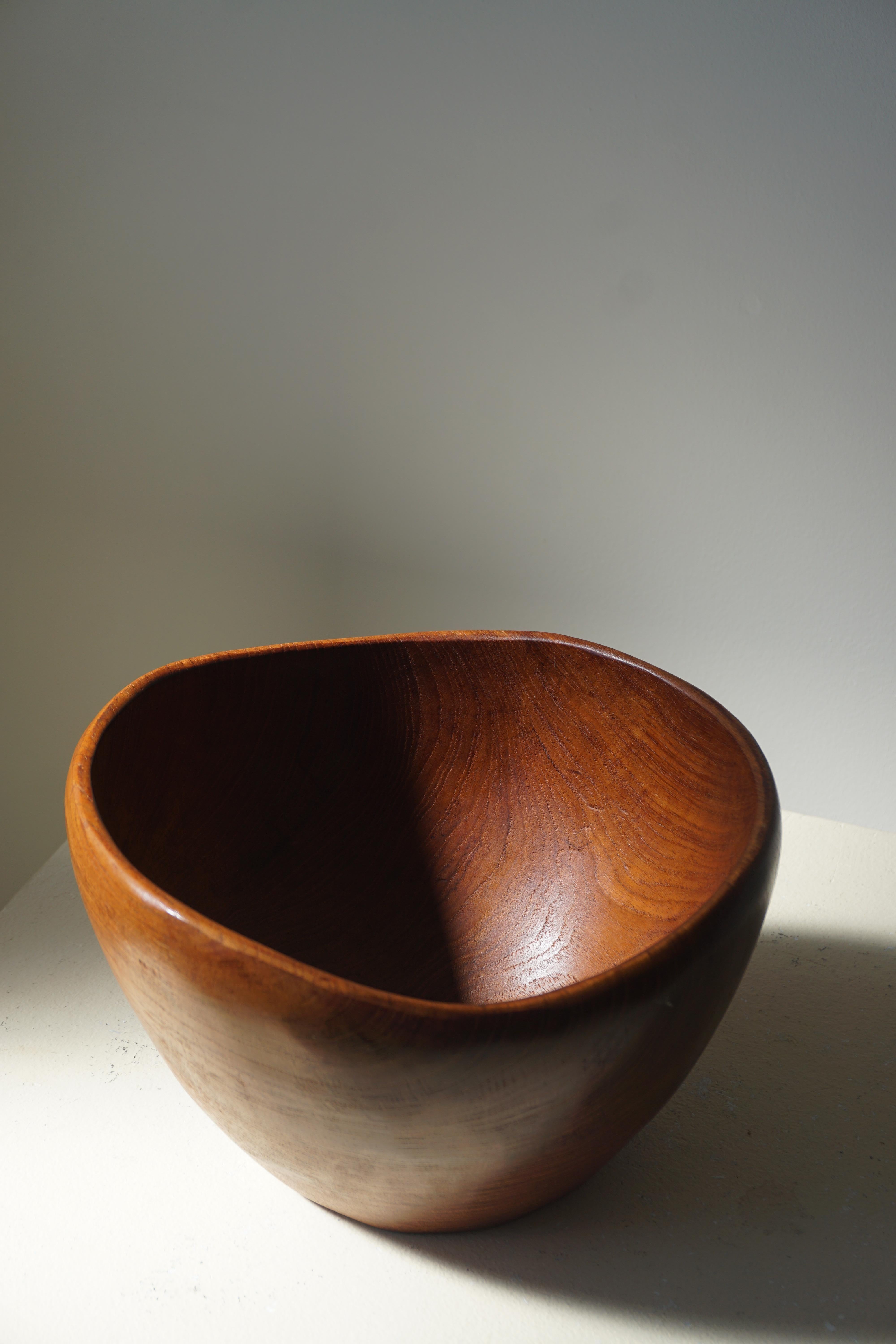 Beautiful patinated bowl in teak. Handcrafted in 1960s

Suits the modern interior.