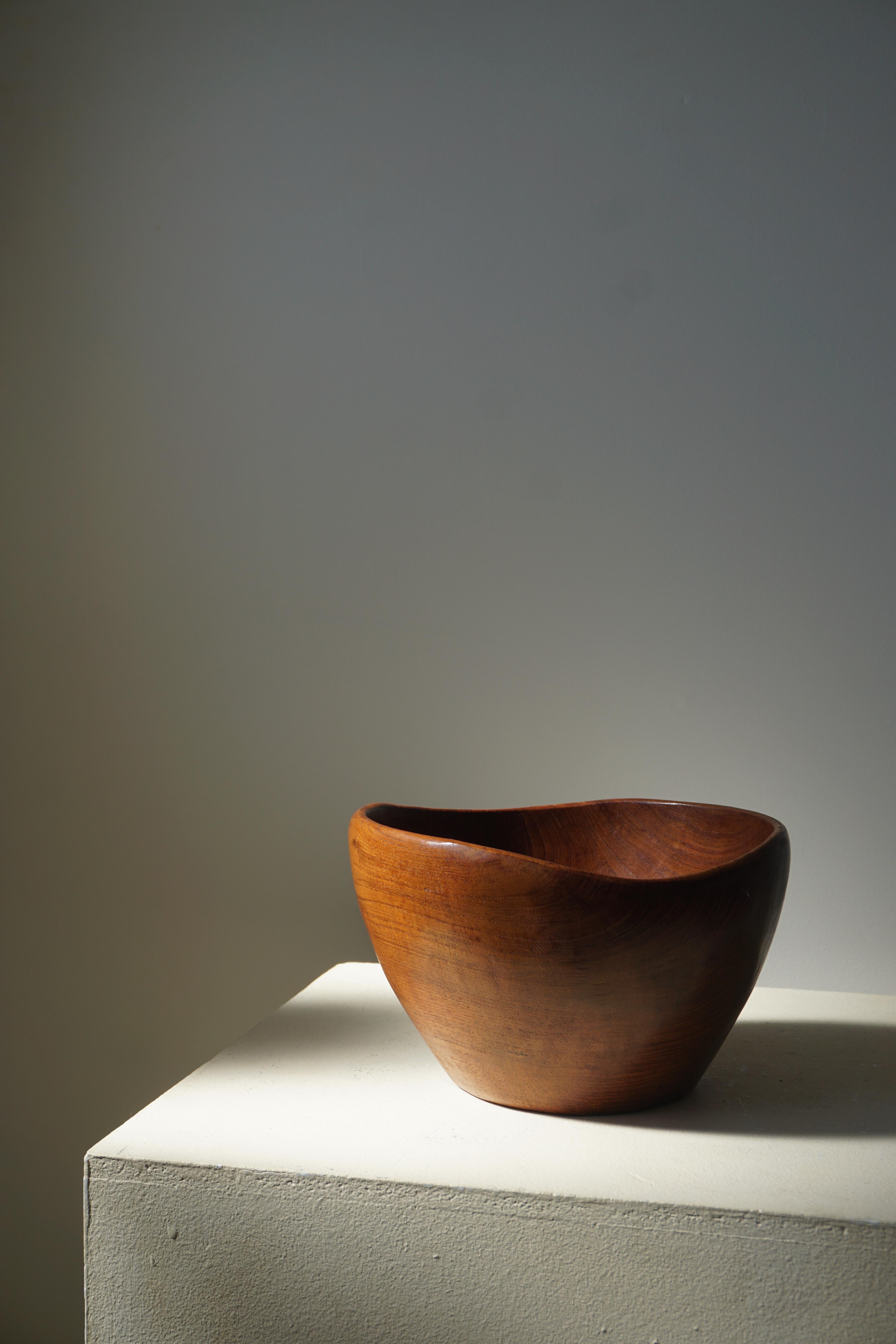 Mid Century Danish Sculptural Teak Bowl, Handcrafted in 1960s In Good Condition For Sale In Odense, DK