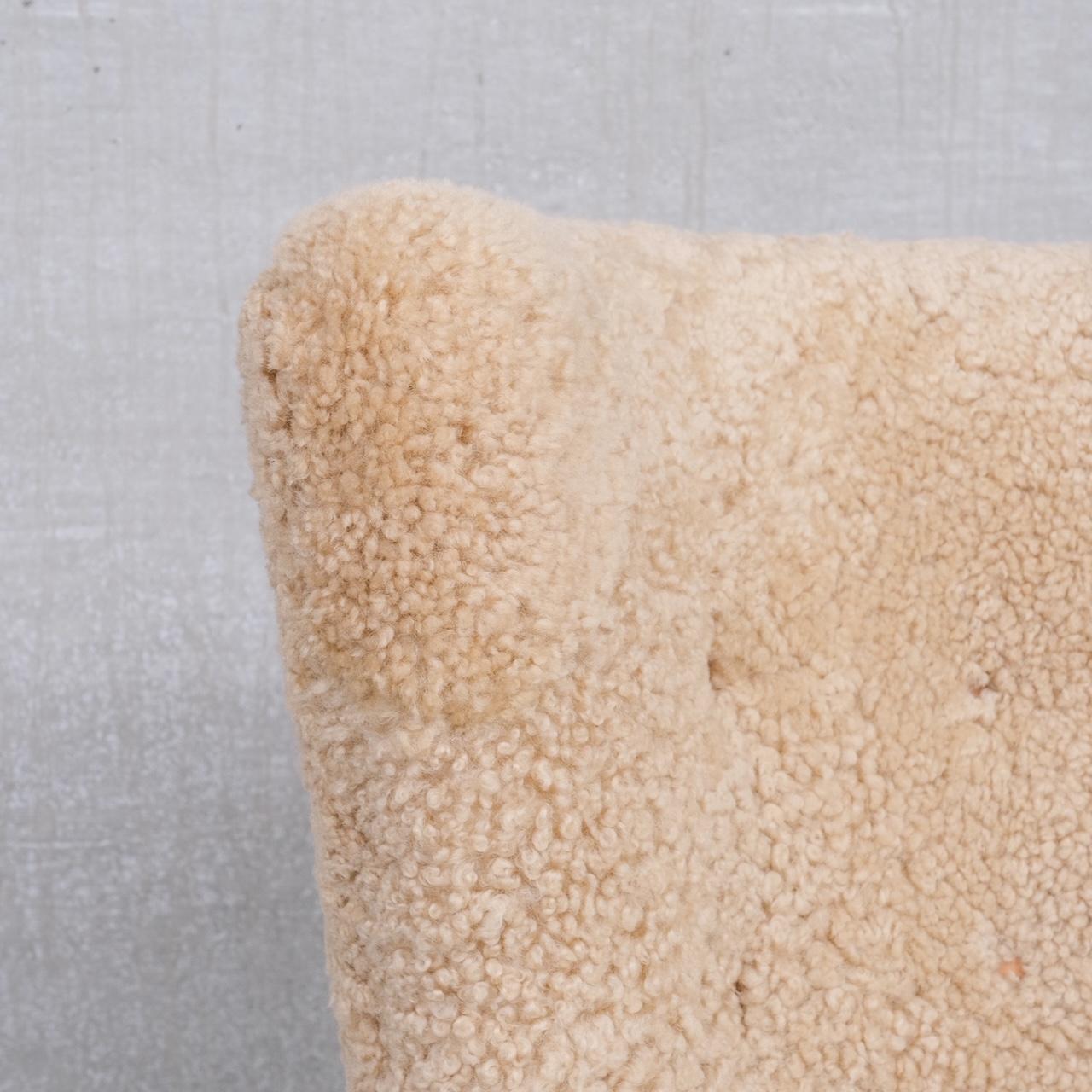 Montone Poltrona orsacchiotto in shearling danese di metà secolo, attribuita a Mogens Lassen in vendita