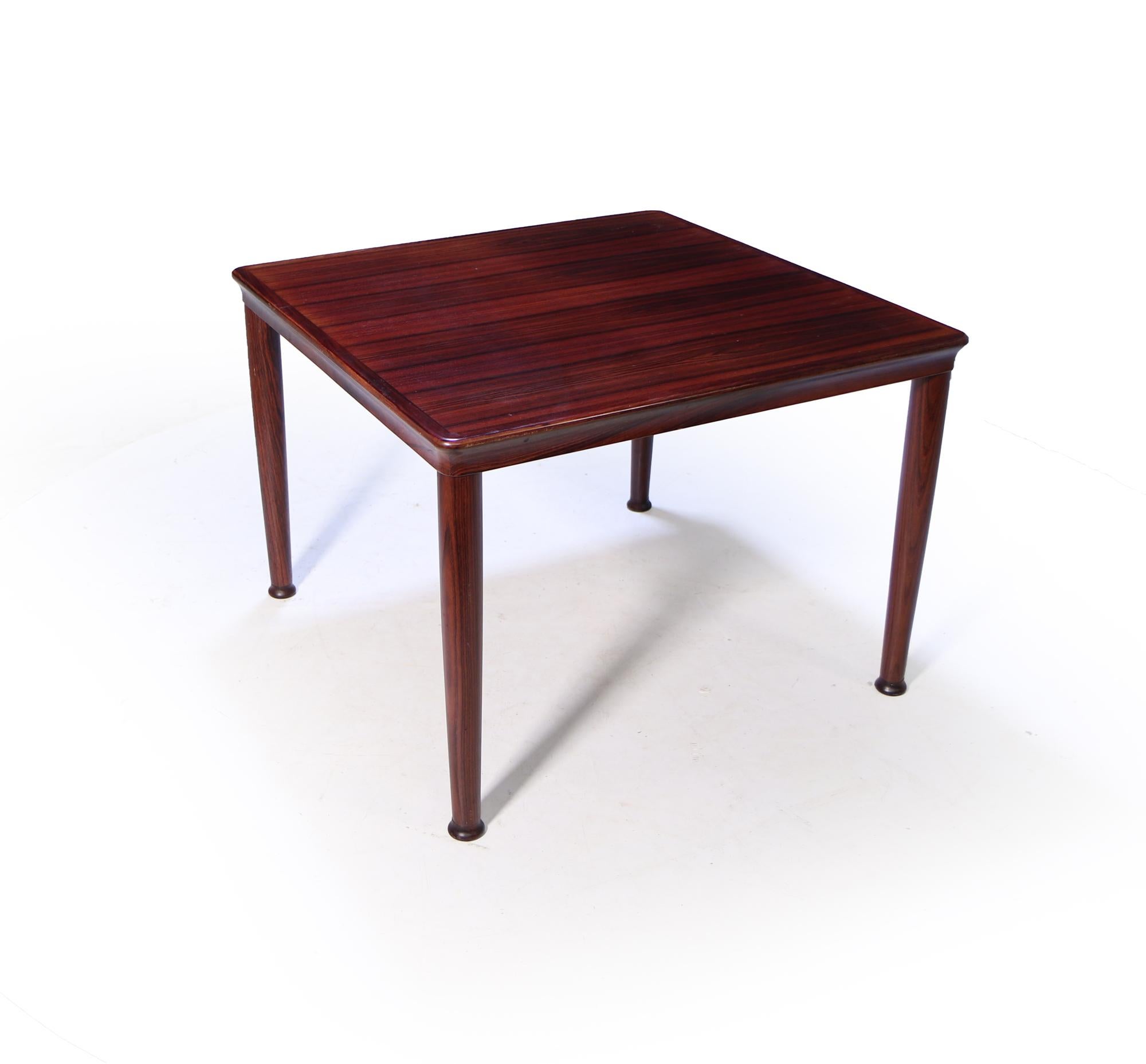 Une table d'appoint de grande qualité par le maître ébéniste danois Vijle stole, avec des pieds tournés et un bord supérieur façonné, le tout en excellent état d'origine avec l'étiquette du fabricant sous la table

Âge : 1960

Style : Moderne du