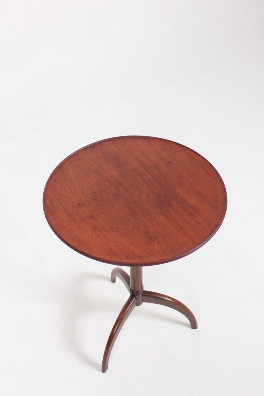 Elegant side table in mahogany by designer and cabinetmaker Frits Henningsen. Made in Denmark, circa 1945. Great original condition.