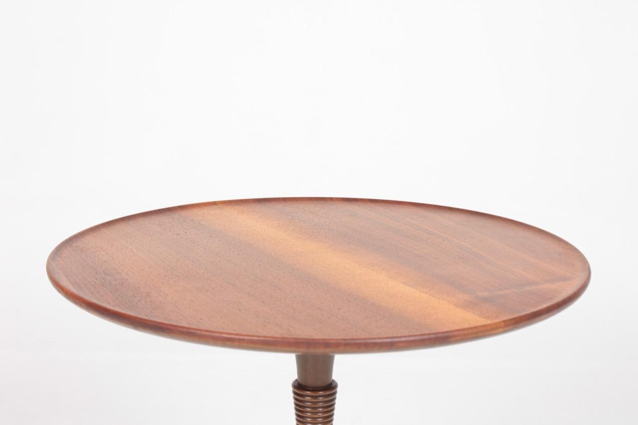 Elegant side table in mahogany by designer and cabinetmaker Frits Henningsen. Made in Denmark, circa 1945. Great original condition.