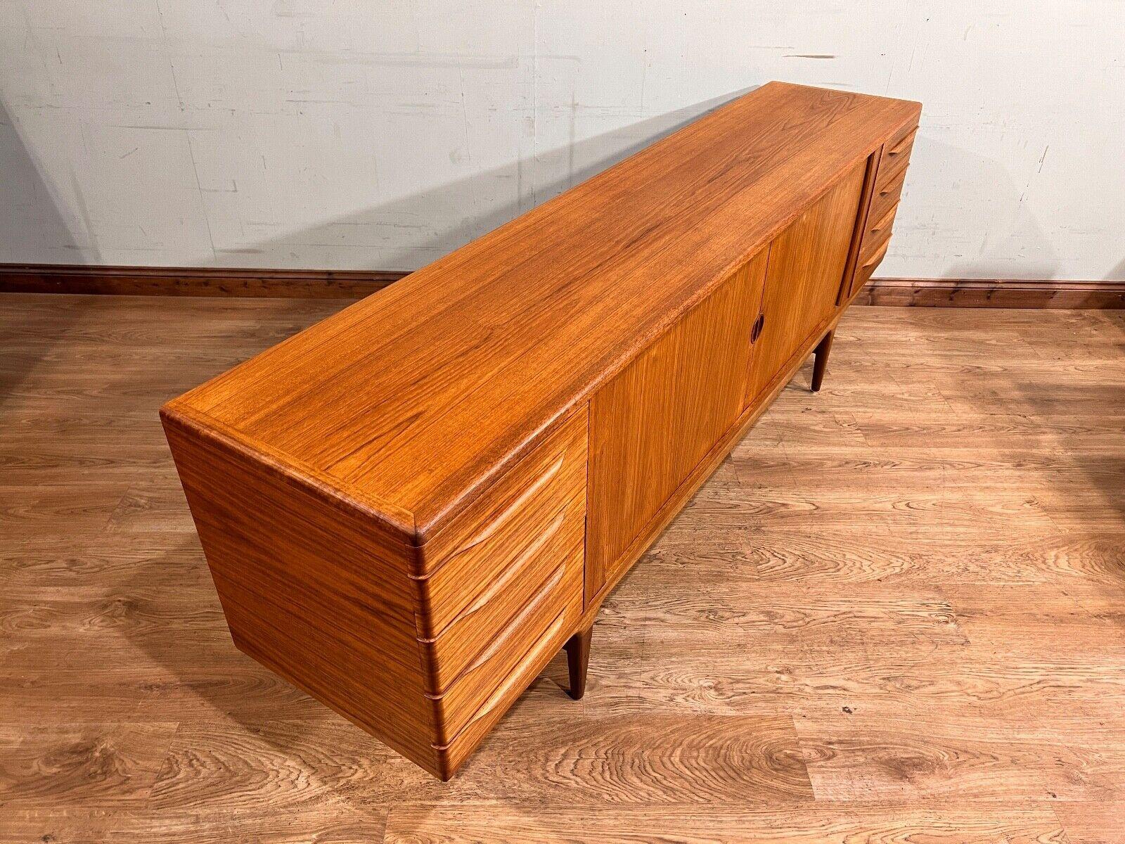 Credenza danese del metà secolo di Johannes Anderson Server anni '60 in teak in vendita 6