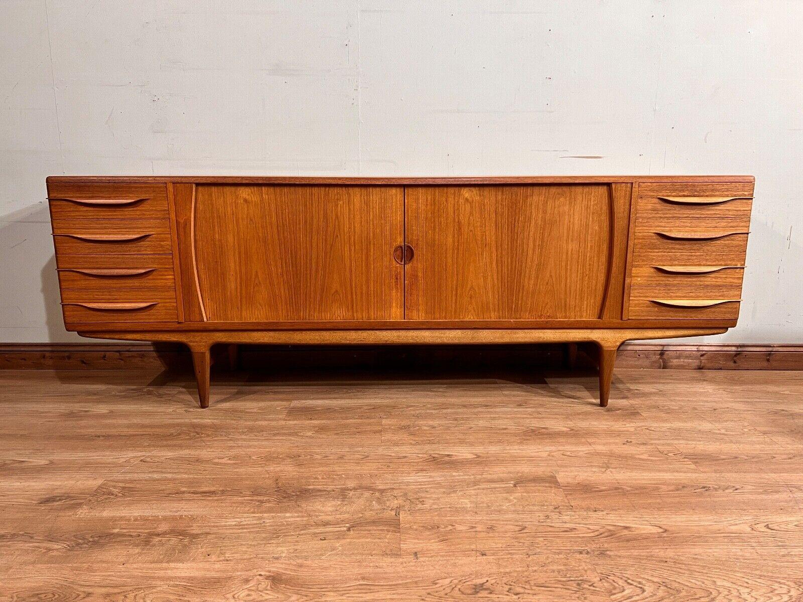 Rara e grande credenza danese del Medioevo
CIRCA gli anni '60 su quest'opera di Johannes Anderson
Design pulito e minimale perfetto per gli interni moderni
Realizzato a mano in teak
Lo stile scandinavo di Anderson era noto per le sue forme