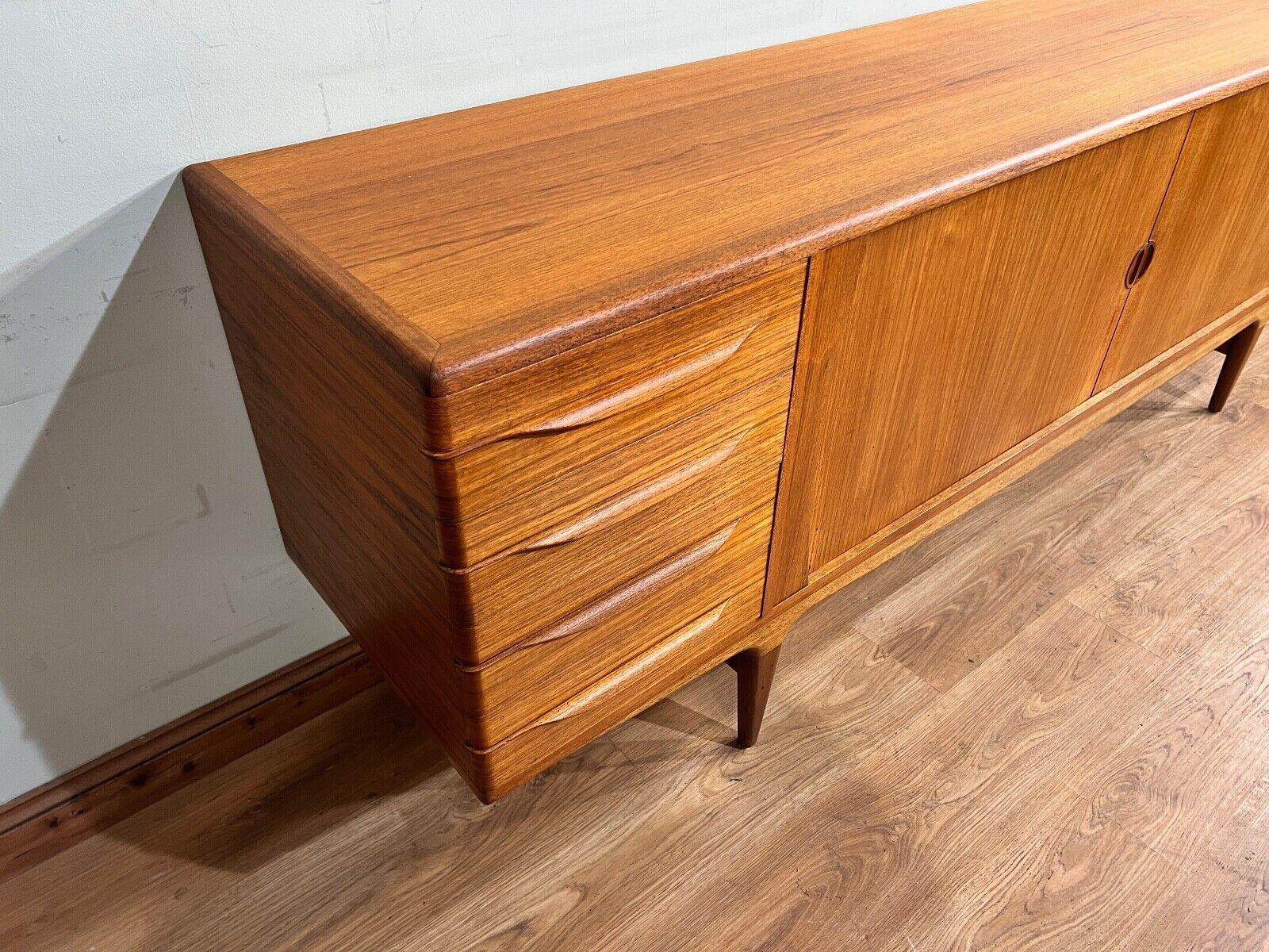 Metà XX secolo Credenza danese del metà secolo di Johannes Anderson Server anni '60 in teak in vendita
