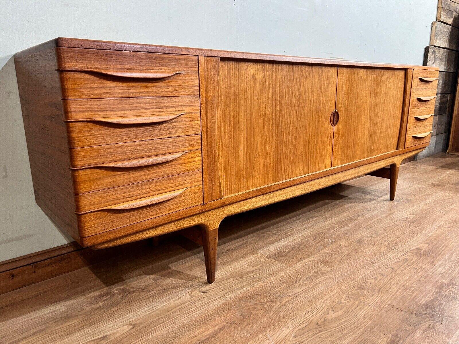 Teak Credenza danese del metà secolo di Johannes Anderson Server anni '60 in teak in vendita