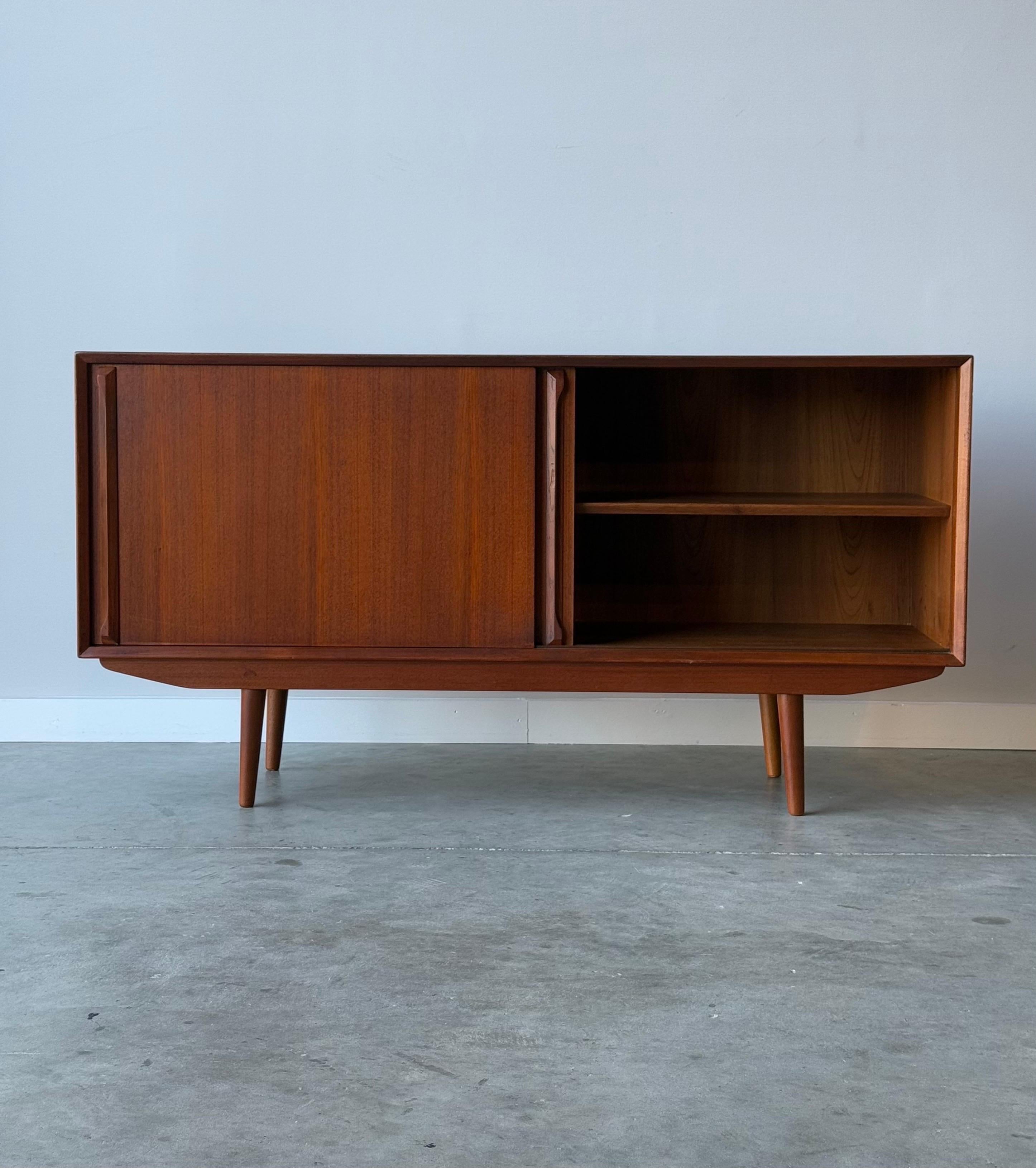 Mid-Century Danish Sliding Door Credenza In Good Condition In Raleigh, NC