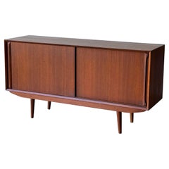 Dänisches Schiebetür-Credenza aus der Mitte des Jahrhunderts