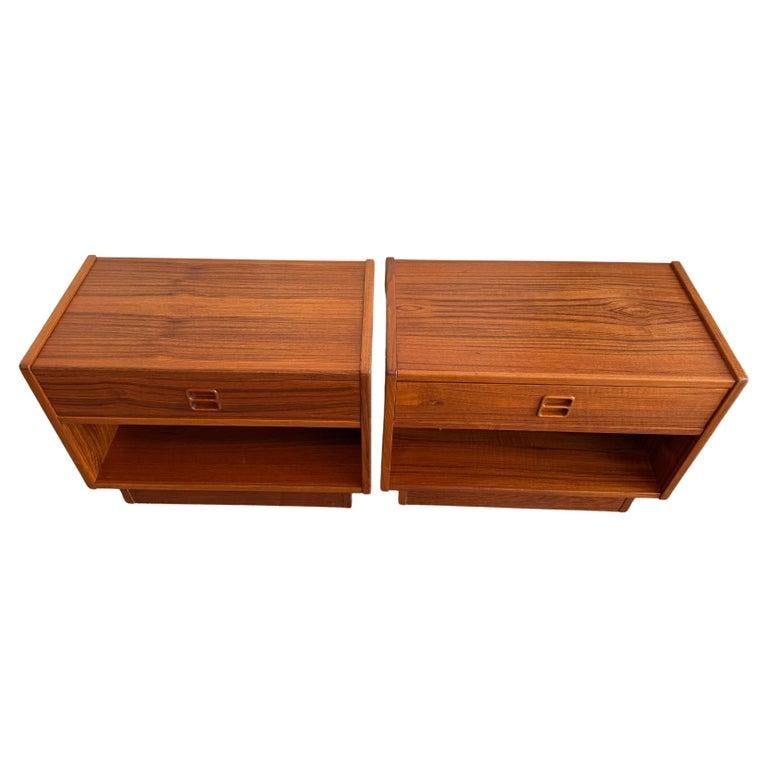 Mid-Century Modern Petite table de nuit danoise à un tiroir en teck du milieu du siècle dernier Brouer en vente