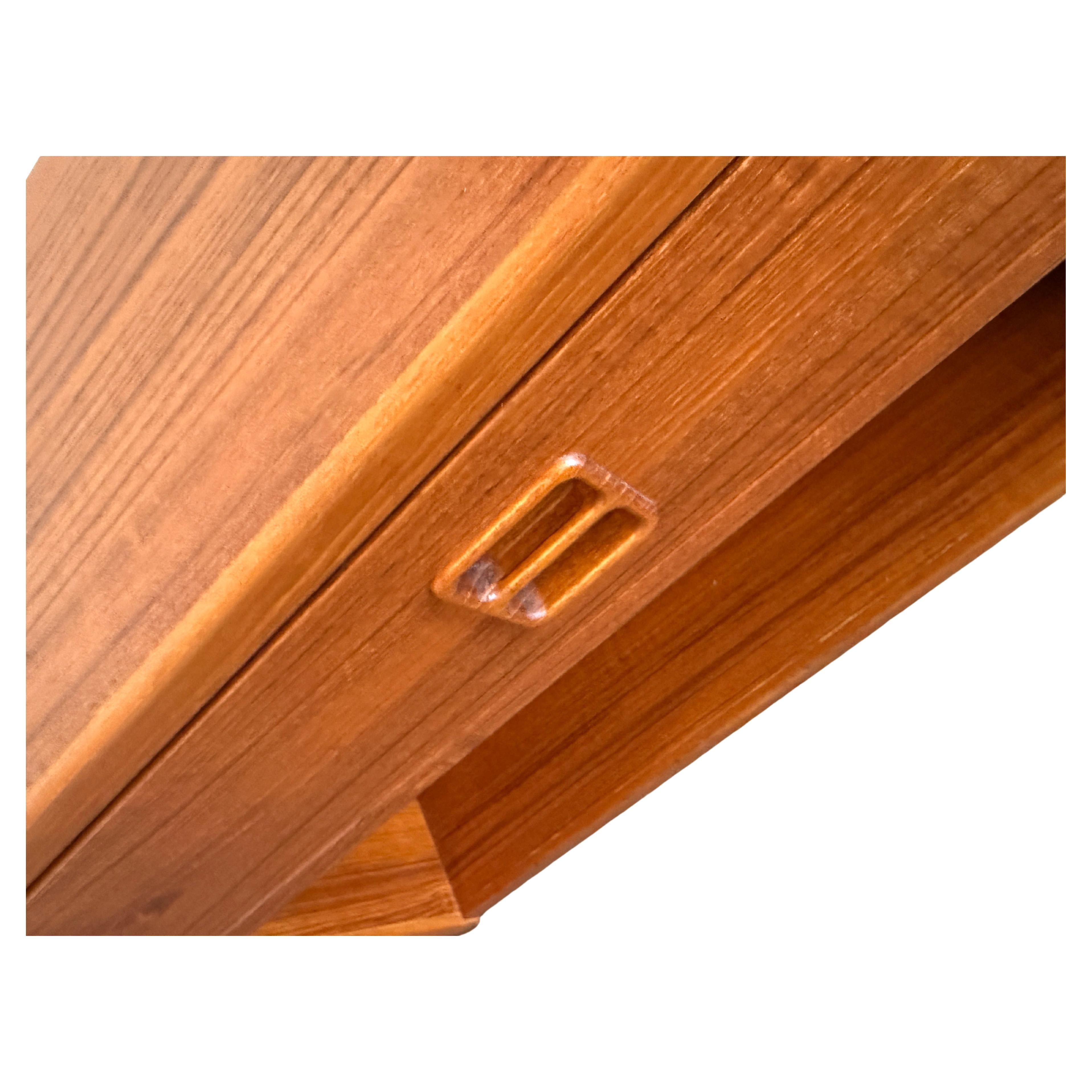 mid century Danish small teak single drawer nightstands Brouer In Good Condition In BROOKLYN, NY