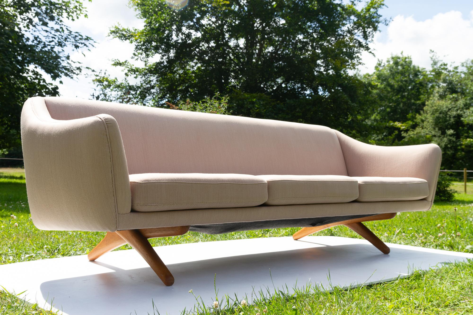 Divano danese moderno di metà secolo Model ML140 di Illum Wikkelsø per A. Mikael Laursen, 1960.
Bellissimo ed elegante divano a tre posti progettato dal famoso architetto danese Illum Wikkelsø e prodotto dal maestro falegname danese A. Mikael