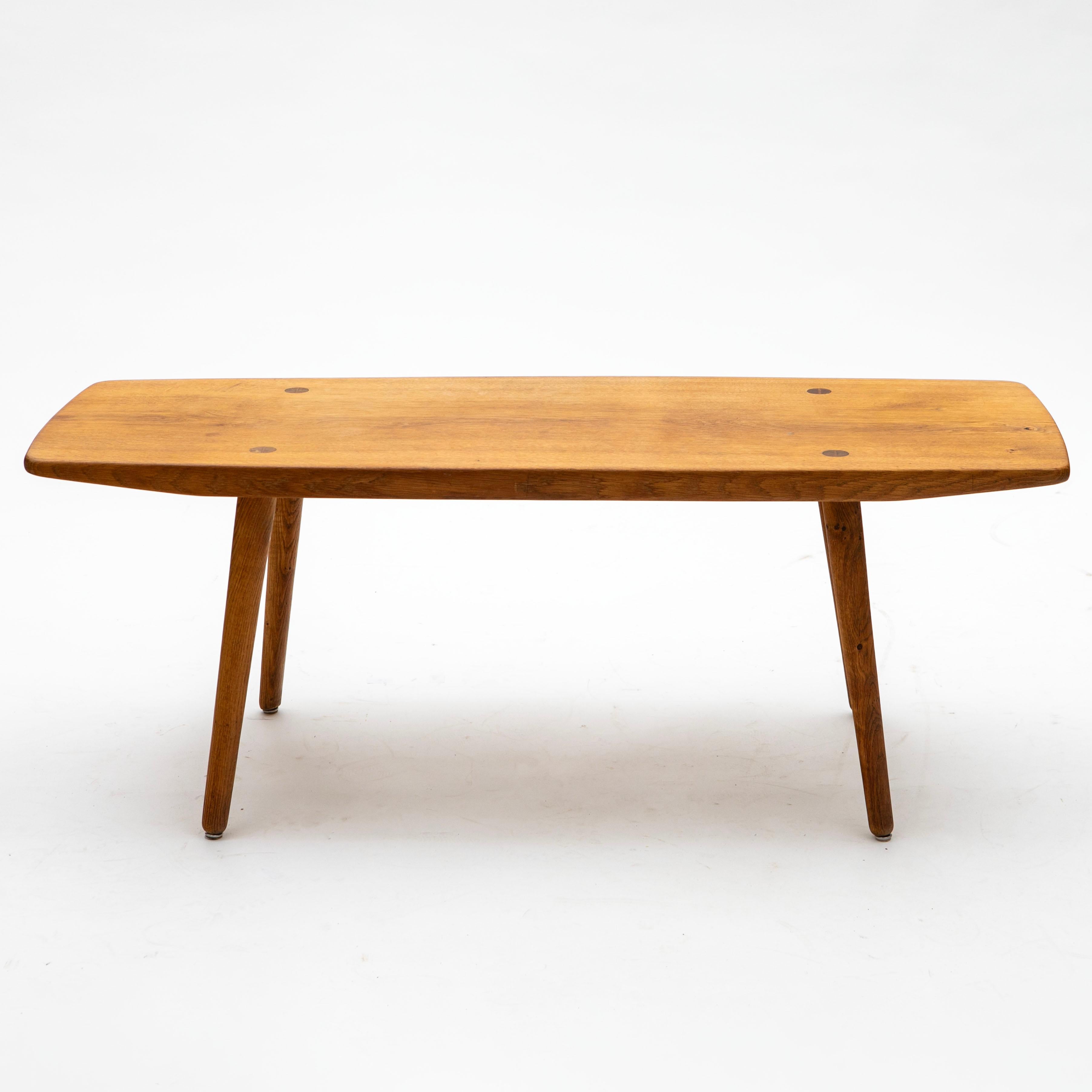Table basse danoise moderne du milieu du siècle, fabriquée en chêne massif par un ébéniste expérimenté dans les années 1950.

Le plateau de la table, fabriqué à partir d'une seule pièce de chêne aux veinures étonnantes, présente un design sculptural