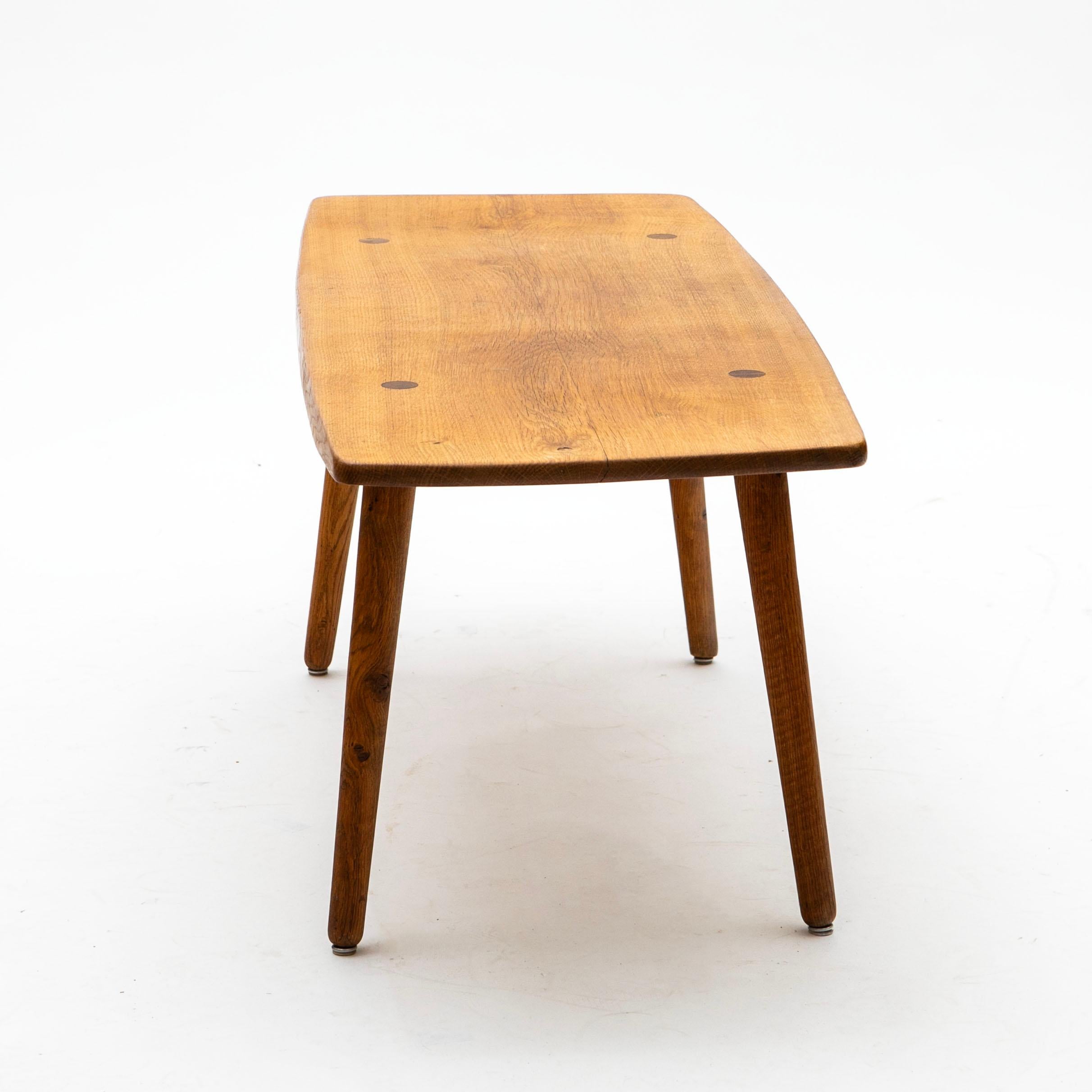 Moderne Table basse danoise en chêne massif du milieu du siècle au design sculptural, années 1950 en vente