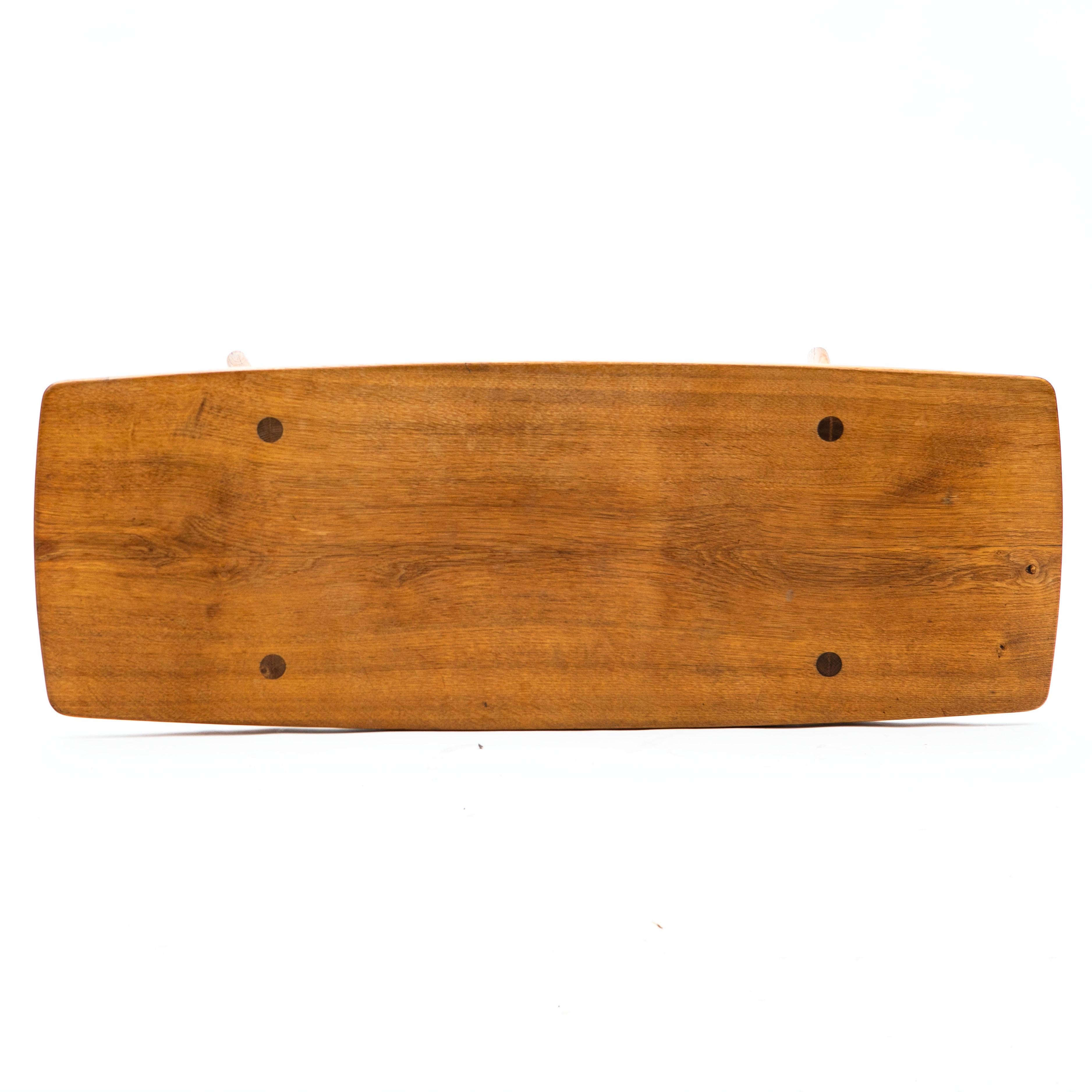 Européen Table basse danoise en chêne massif du milieu du siècle au design sculptural, années 1950 en vente