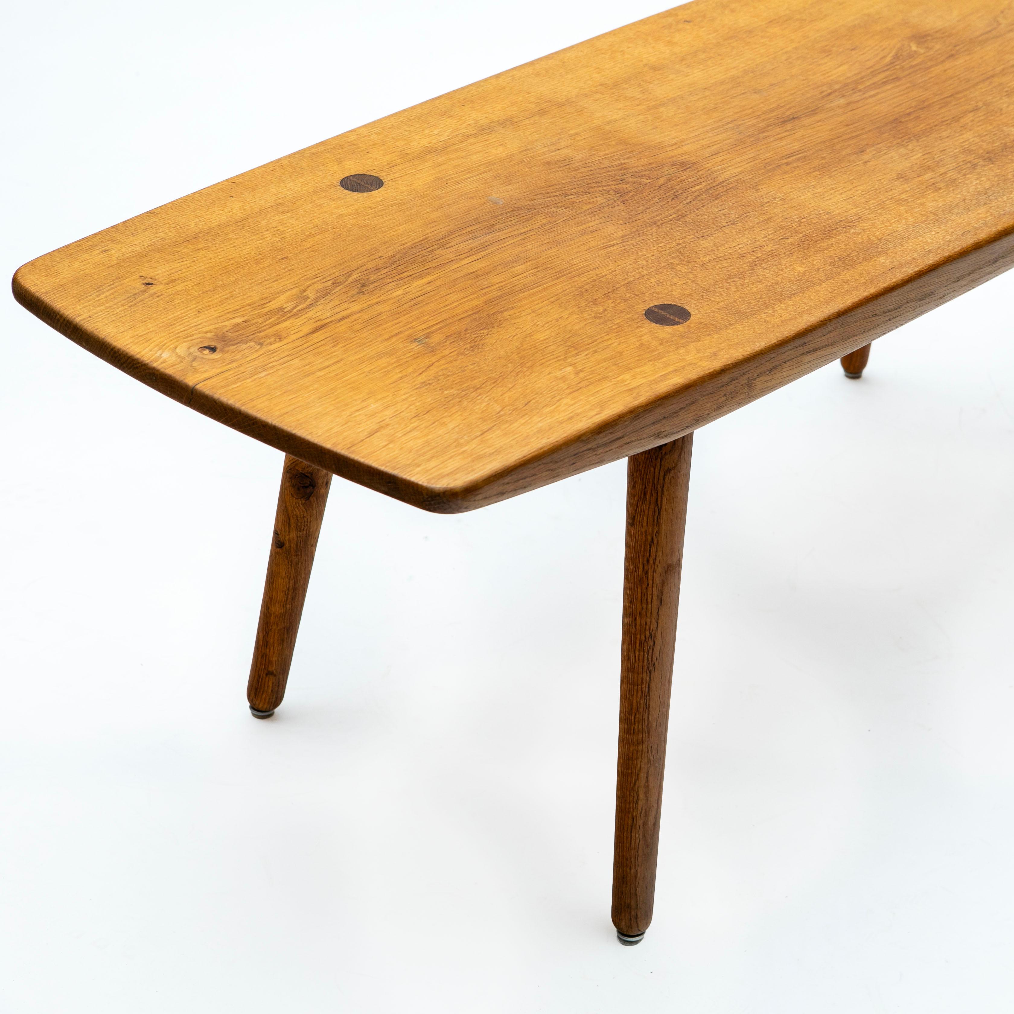 Table basse danoise en chêne massif du milieu du siècle au design sculptural, années 1950 Bon état - En vente à Kastrup, DK