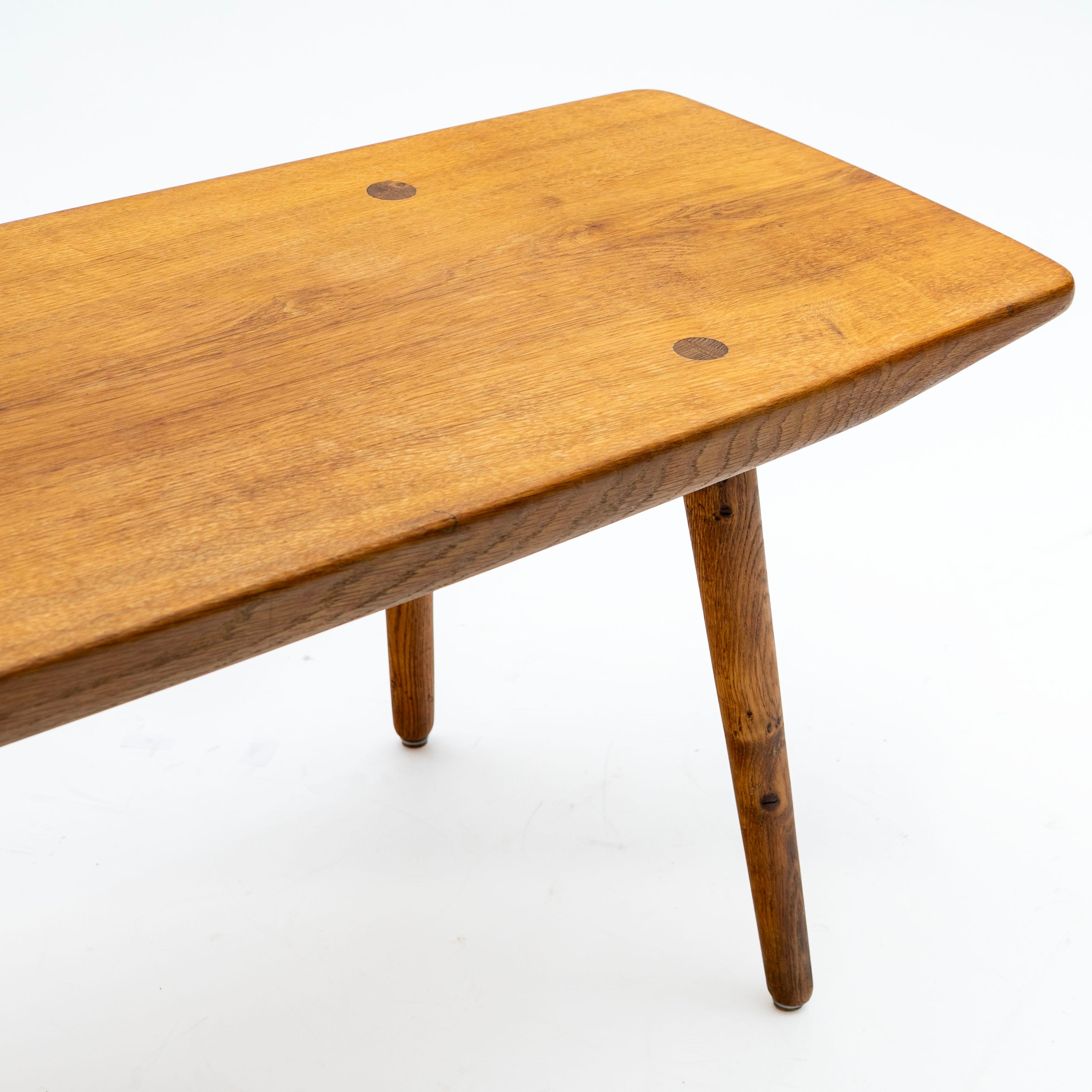 20ième siècle Table basse danoise en chêne massif du milieu du siècle au design sculptural, années 1950 en vente