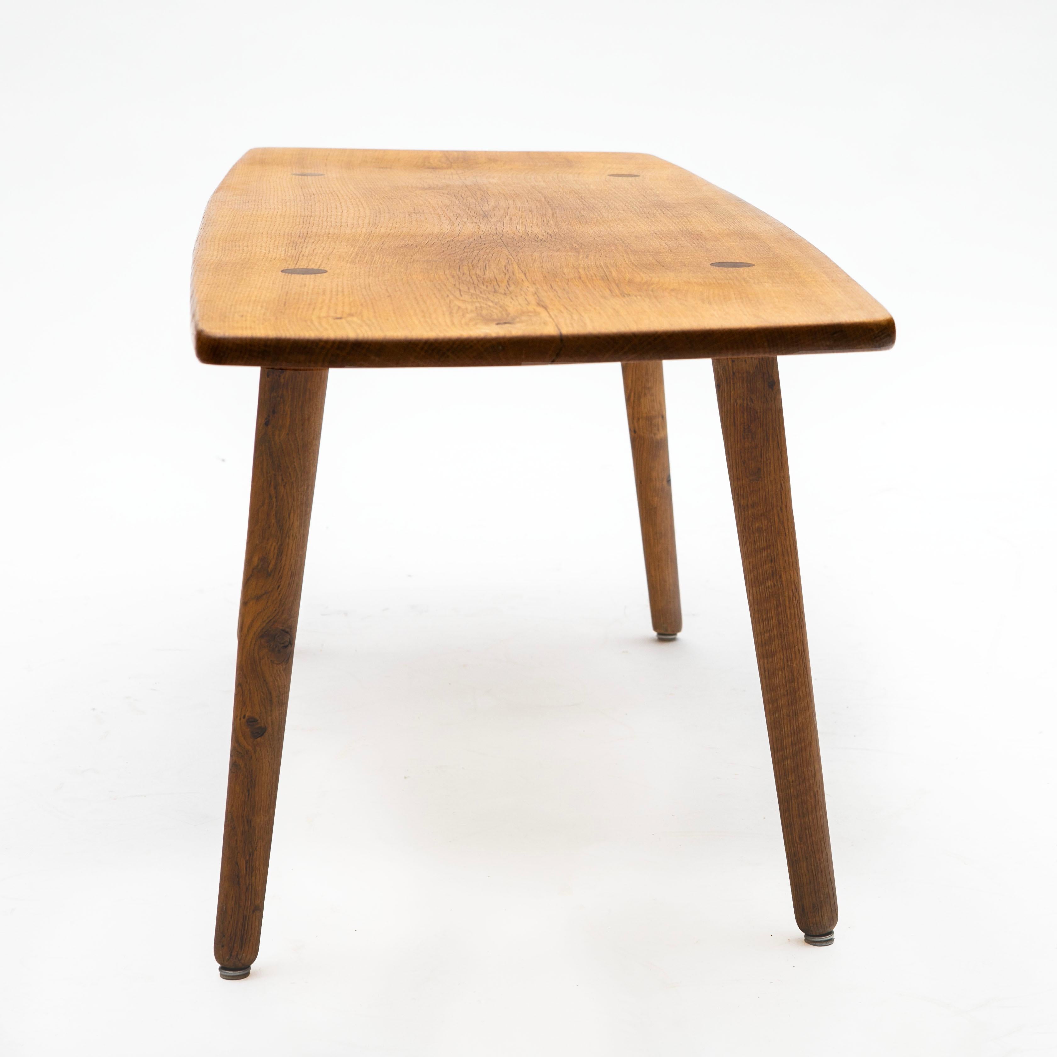 Chêne Table basse danoise en chêne massif du milieu du siècle au design sculptural, années 1950 en vente