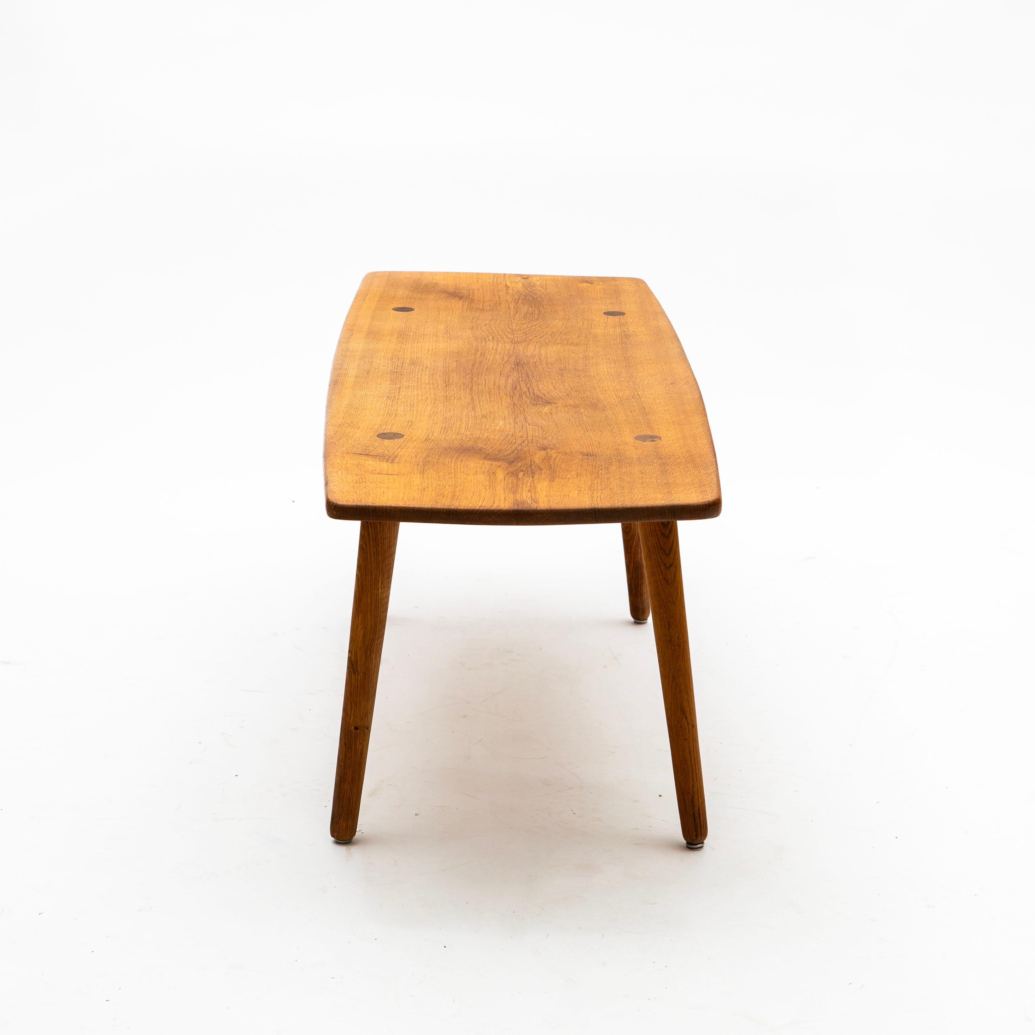 Table basse danoise en chêne massif du milieu du siècle au design sculptural, années 1950 en vente 1