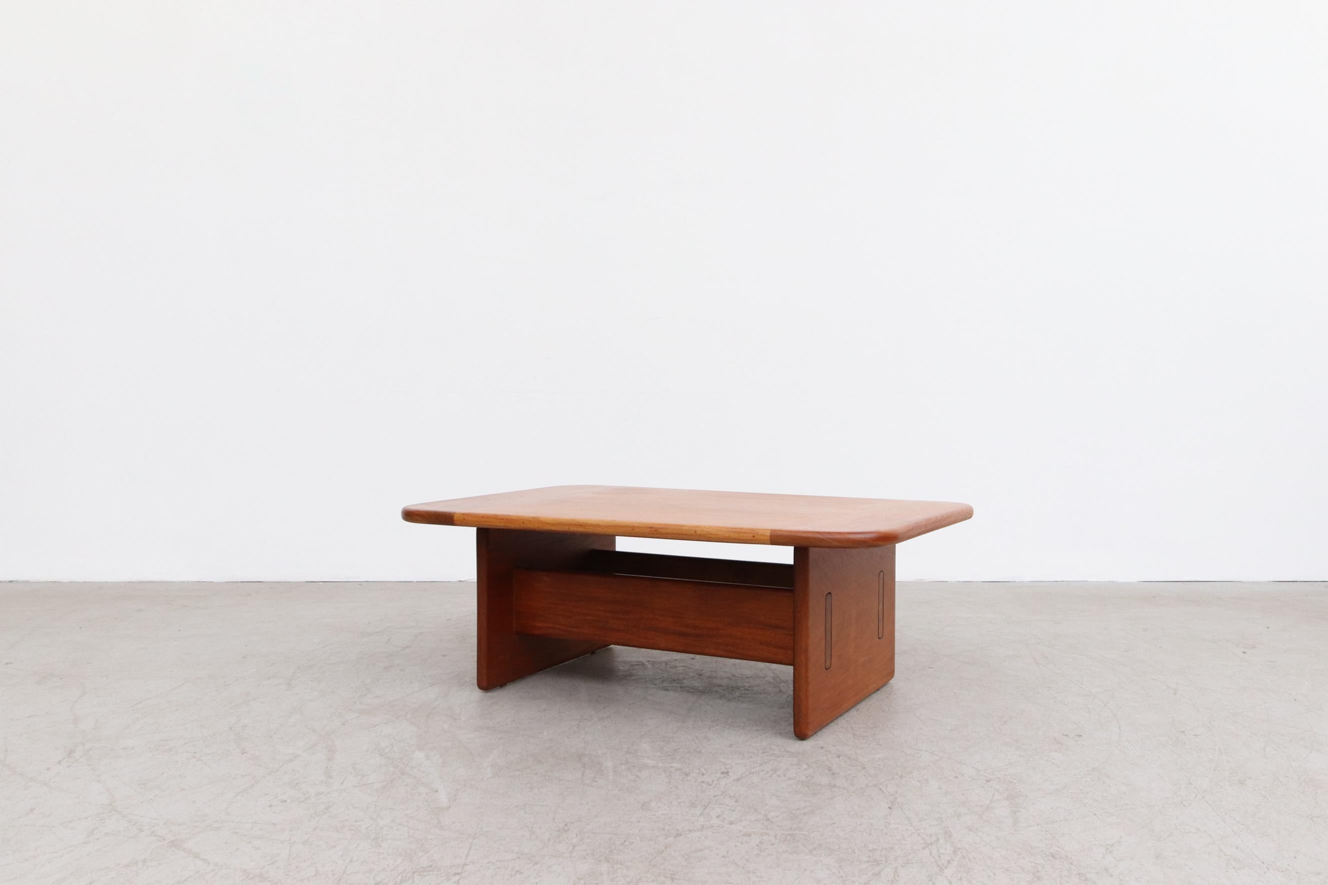 Mid-Century Danish Solid Teak Rectangular Coffee Table with Rounded Edge In Good Condition For Sale In Los Angeles, CA