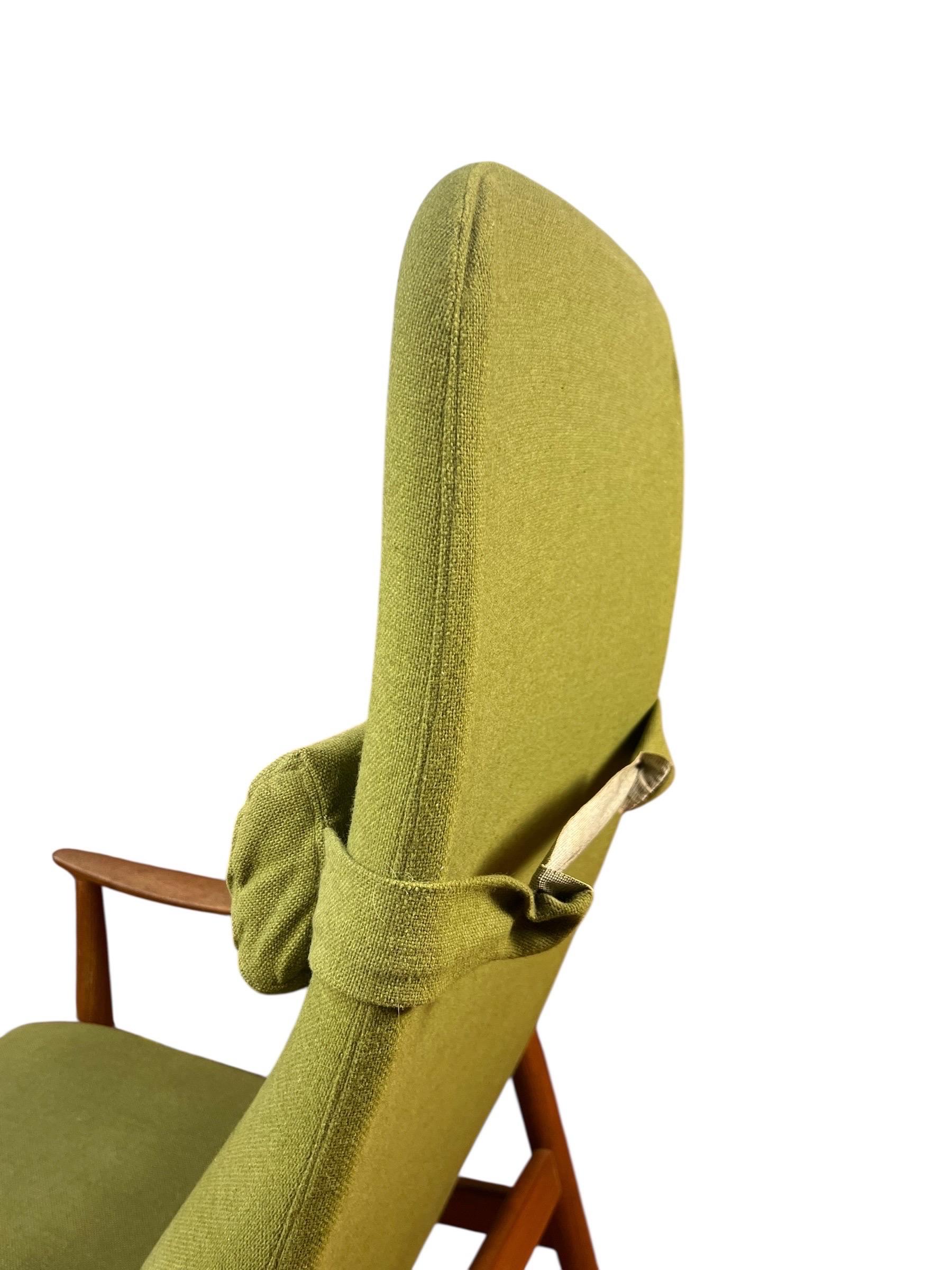 Dies ist eine absolute atemberaubende Mitte des Jahrhunderts massivem Teakholz hohen Rücken Lounge-Stuhl. Der Sessel ist noch mit dem Originalstoff und -kissen ausgestattet.