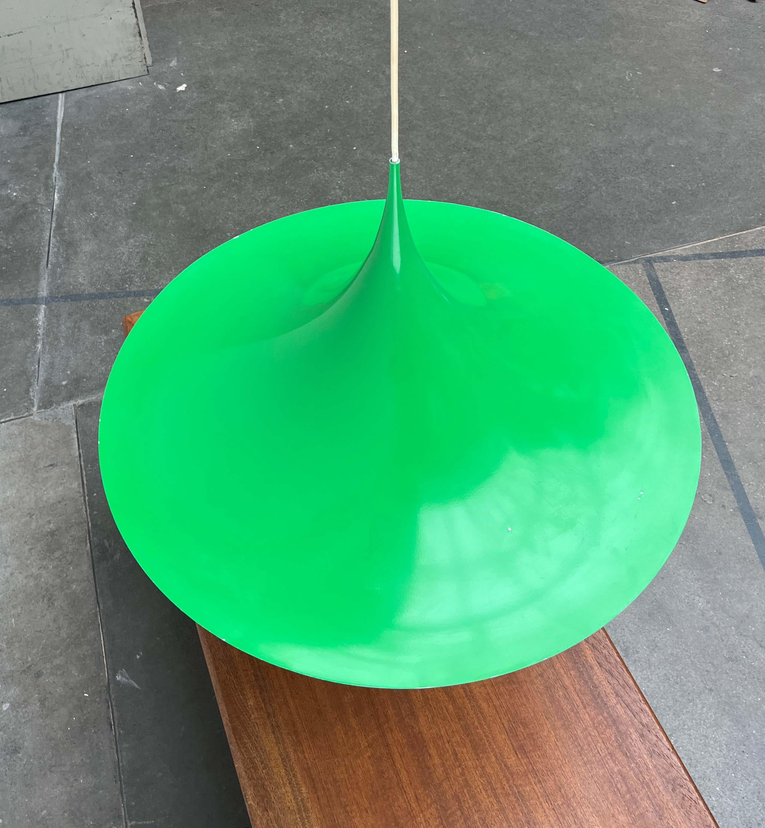 Grandes lampes suspendues Semi du fabricant danois Fog & Mørup, conçues par Claus Bondrup et Torsten Thorup. Présenté ici dans une couleur personnalisée rare, en tant qu'ensemble vert monochrome.

Forme élégante, profil étroit. La lumière est