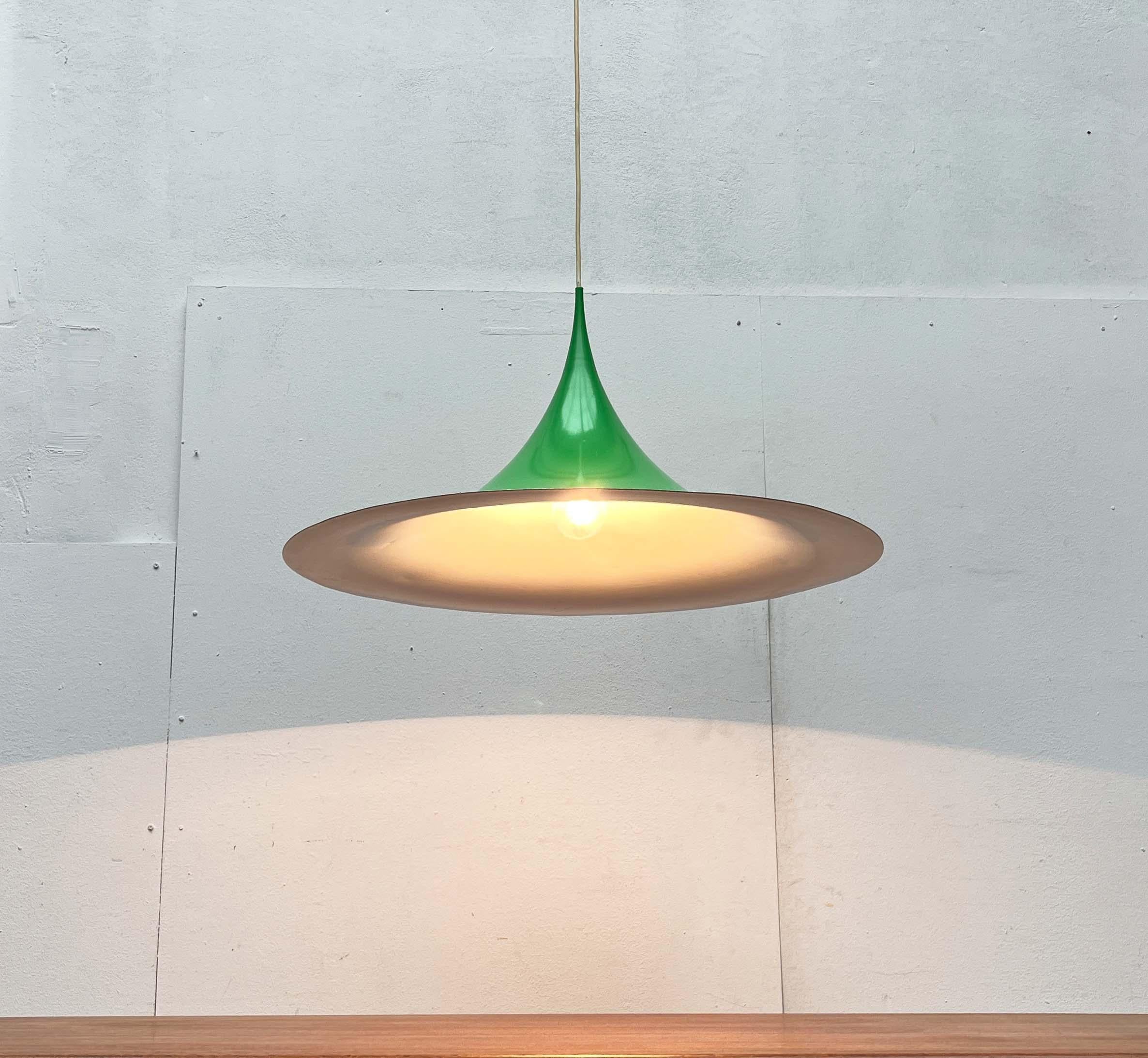 Pendentif semi-tulipe vert du Danemark du milieu du siècle Space par Fog & Mørup, 1960s Bon état - En vente à Hamburg, DE