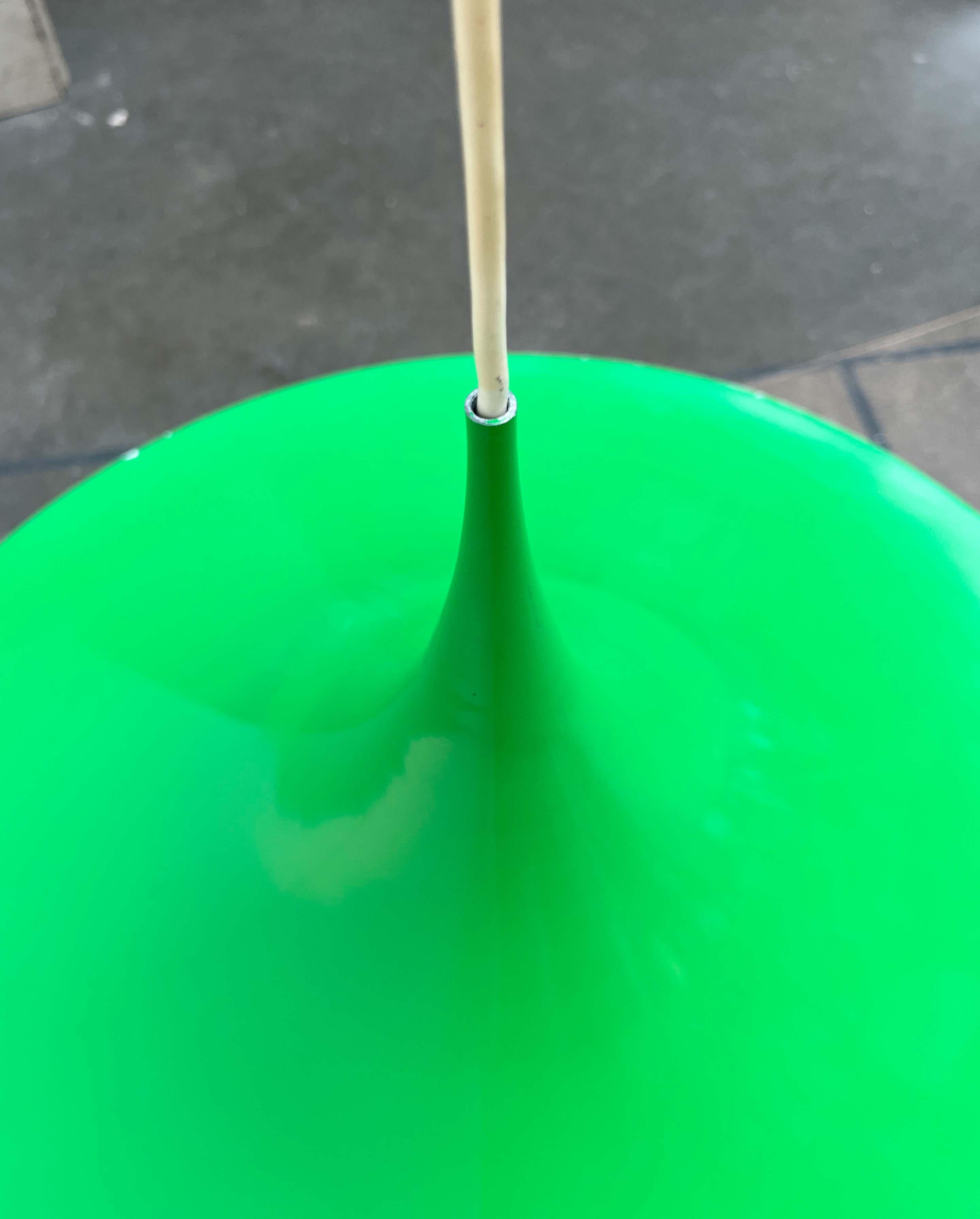Métal Pendentif semi-tulipe vert du Danemark du milieu du siècle Space par Fog & Mørup, 1960s en vente
