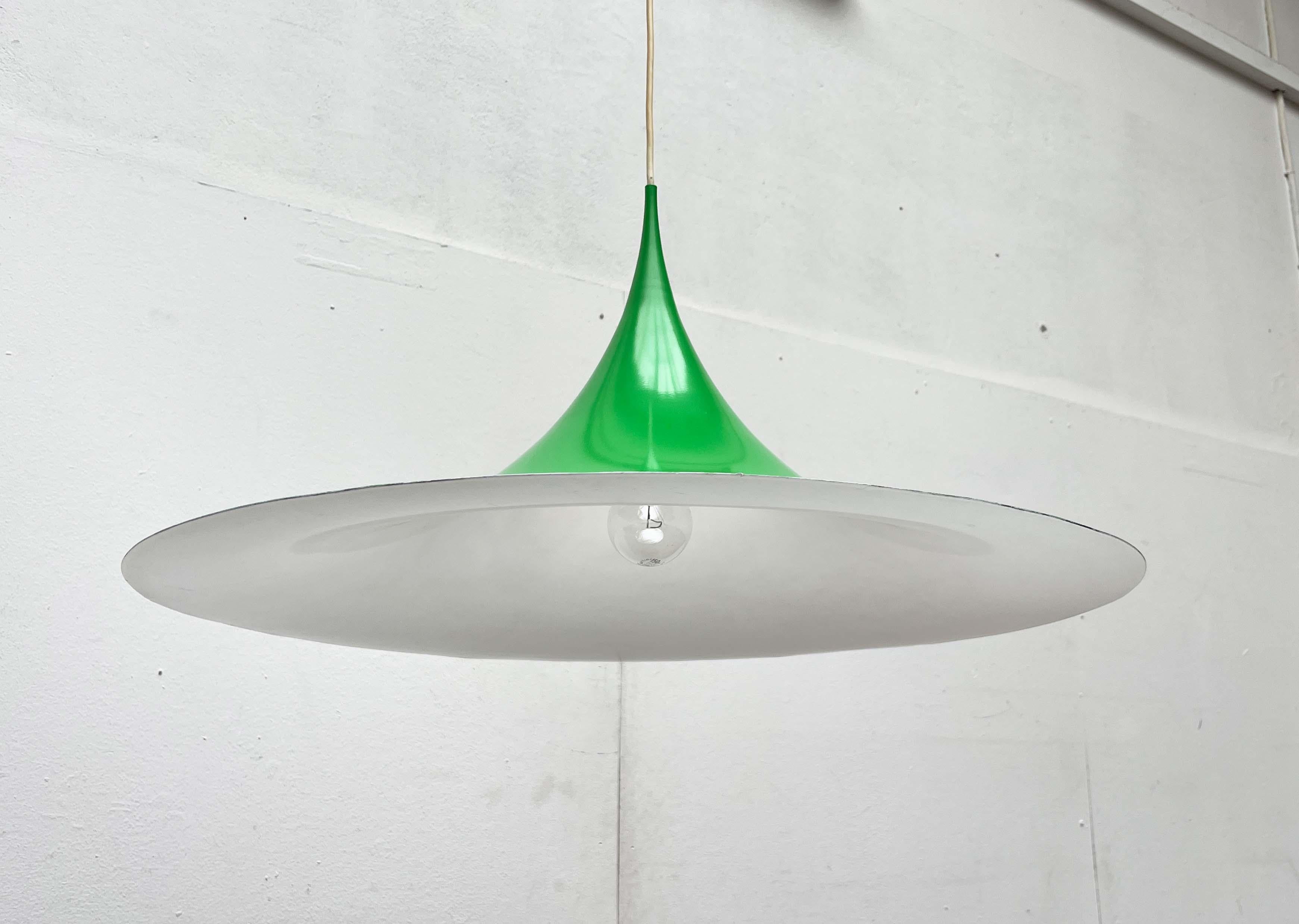Pendentif semi-tulipe vert du Danemark du milieu du siècle Space par Fog & Mørup, 1960s en vente 1