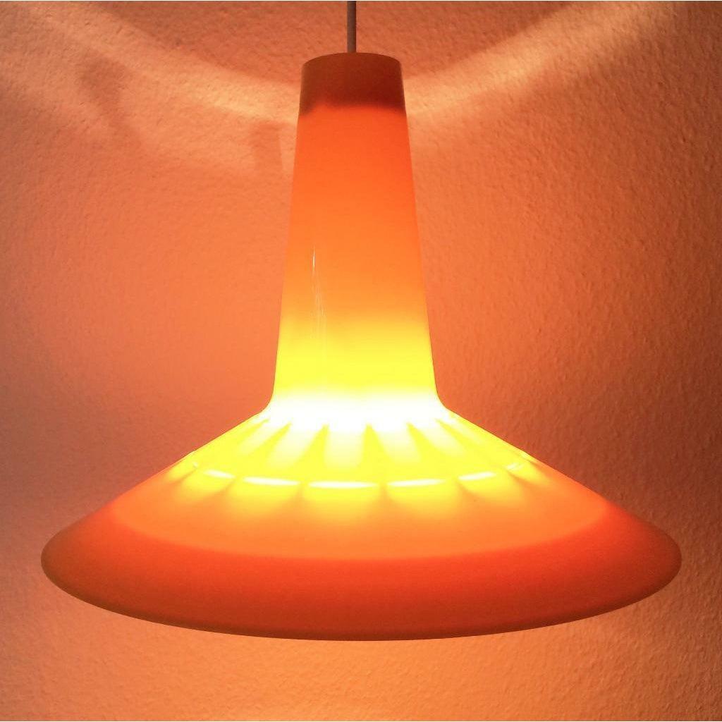 Dänische Space Age Kunststoff-Hängeleuchte aus der Jahrhundertmitte von Bent Karlby, 1960er Jahre im Angebot 2