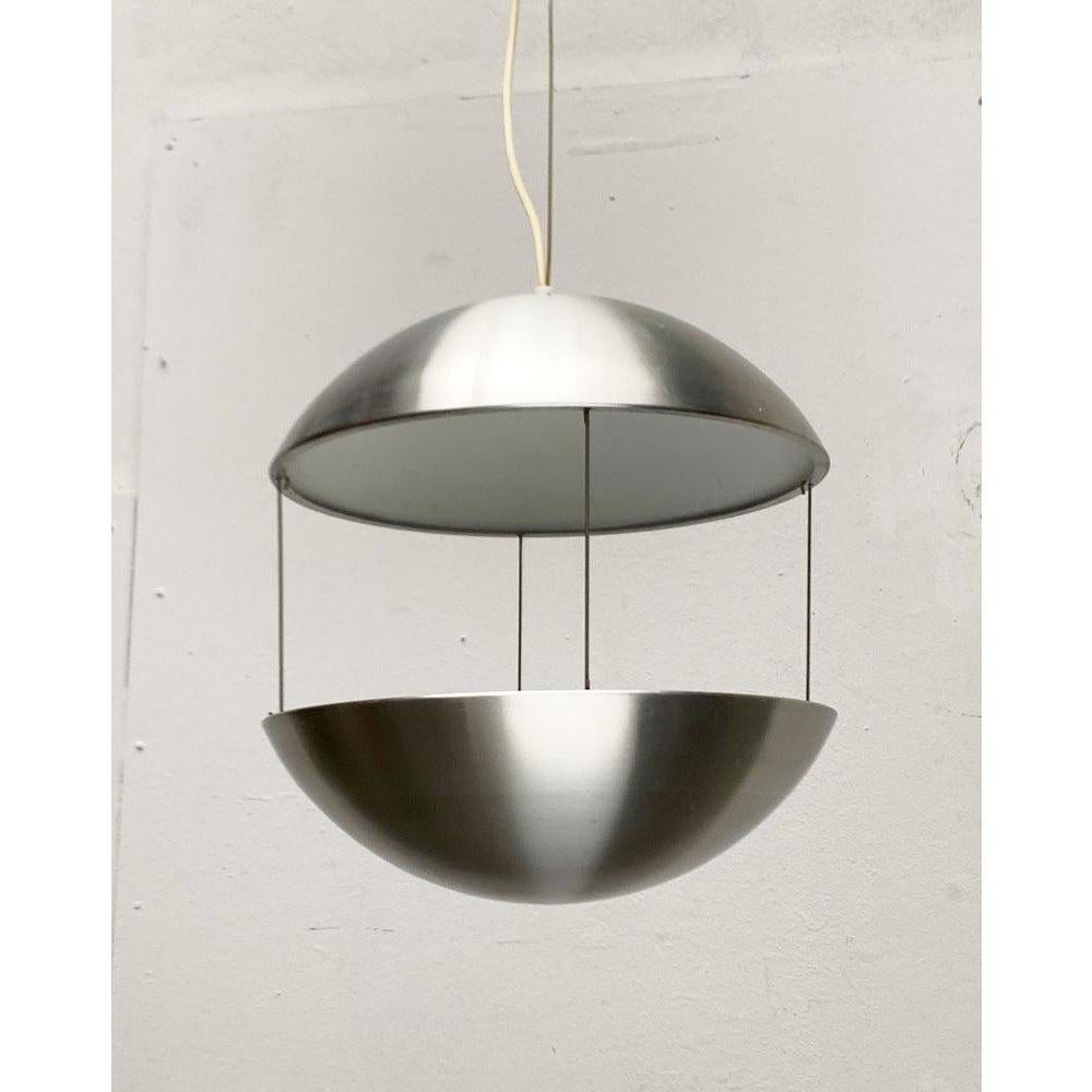 Très rare lampe à fleurs du fabricant danois Cado d'après un design de poul cadovius des années 60.

un design simple et élégant. La lampe se compose de deux demi-coquilles, qui sont reliées à distance par quatre fils. La cuvette inférieure sert à
