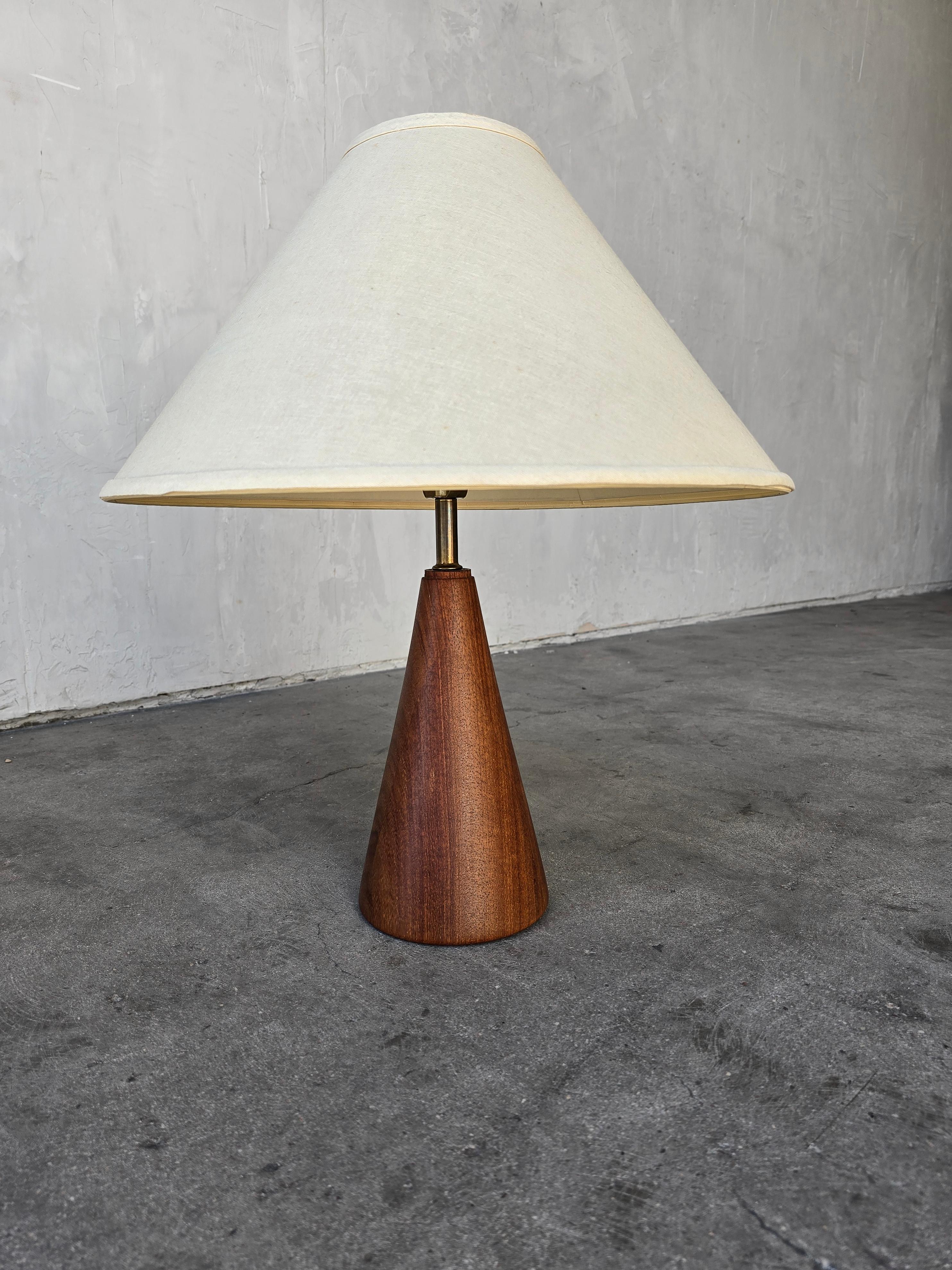 Beautiful Mid Century Danish Conical Staved Teak Lamp.  Lamp is solid teak.

Excellent working condition.  Shade not included.

8