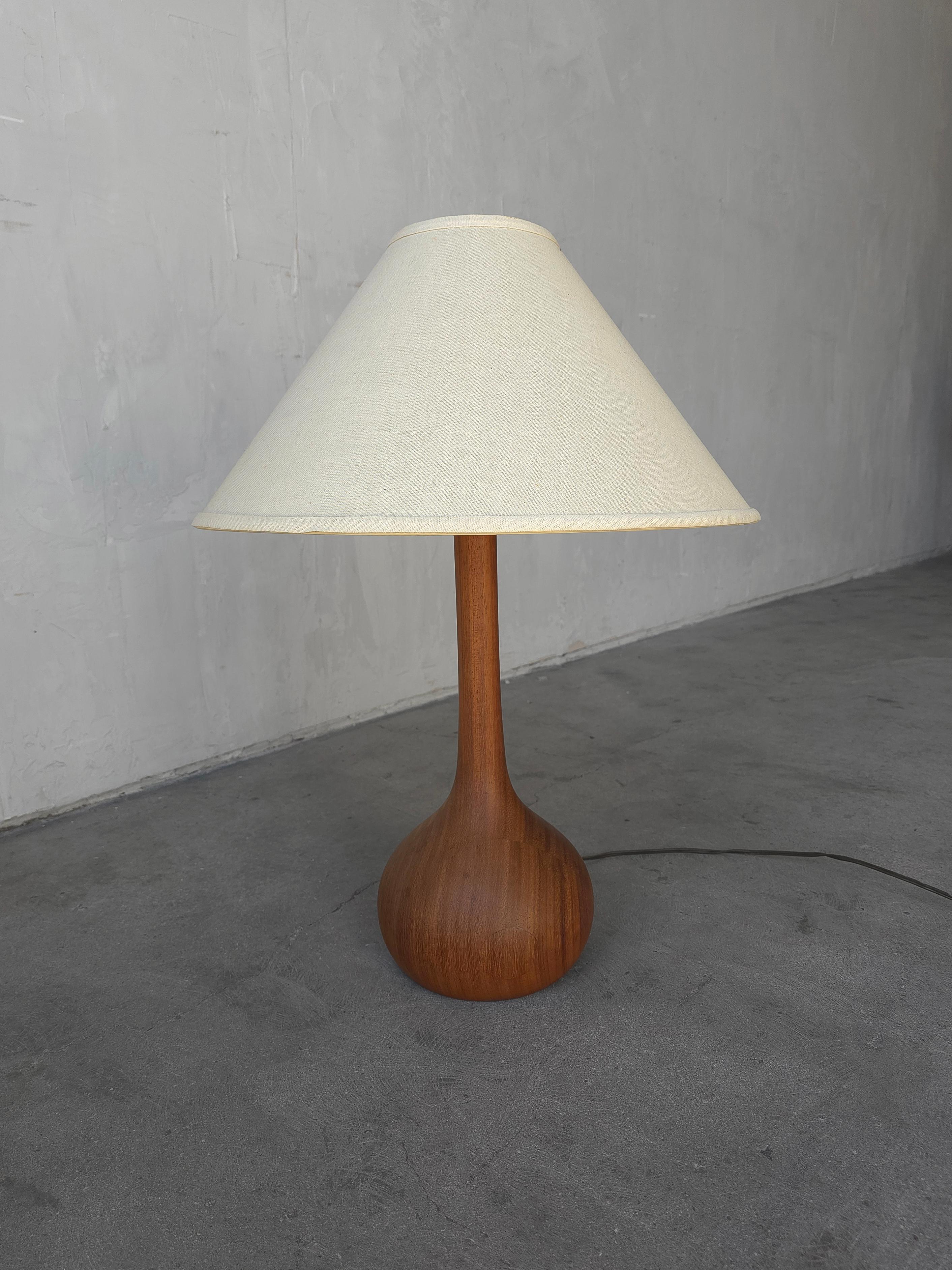 Magnifique lampe danoise du milieu du siècle en teck staved.  La lampe est en teck massif.

Excellent état de fonctionnement.  L'abat-jour n'est pas inclus.

8