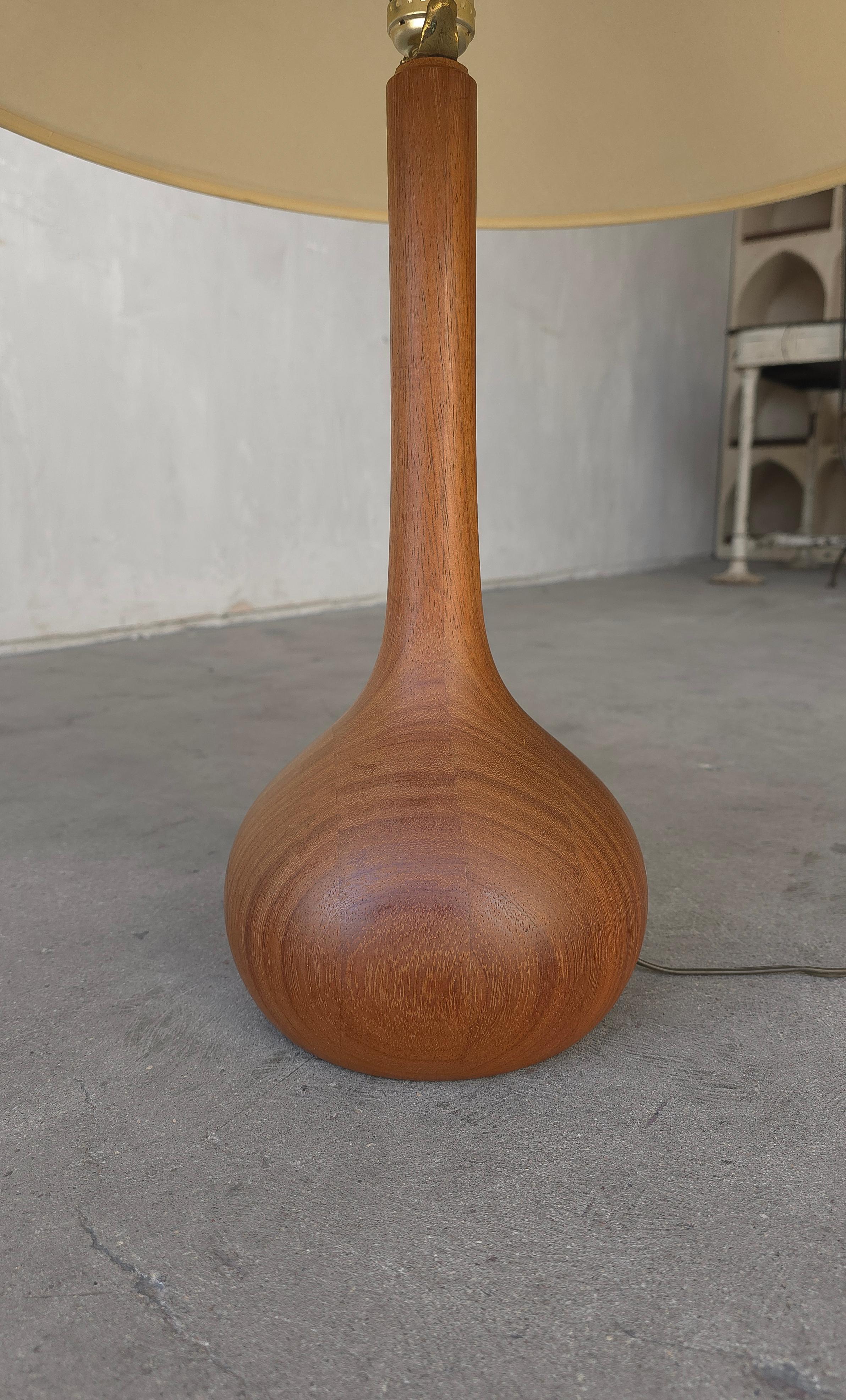 Mid-Century Modern Lampe à poser danoise du milieu du siècle en teck staved Gourd en vente