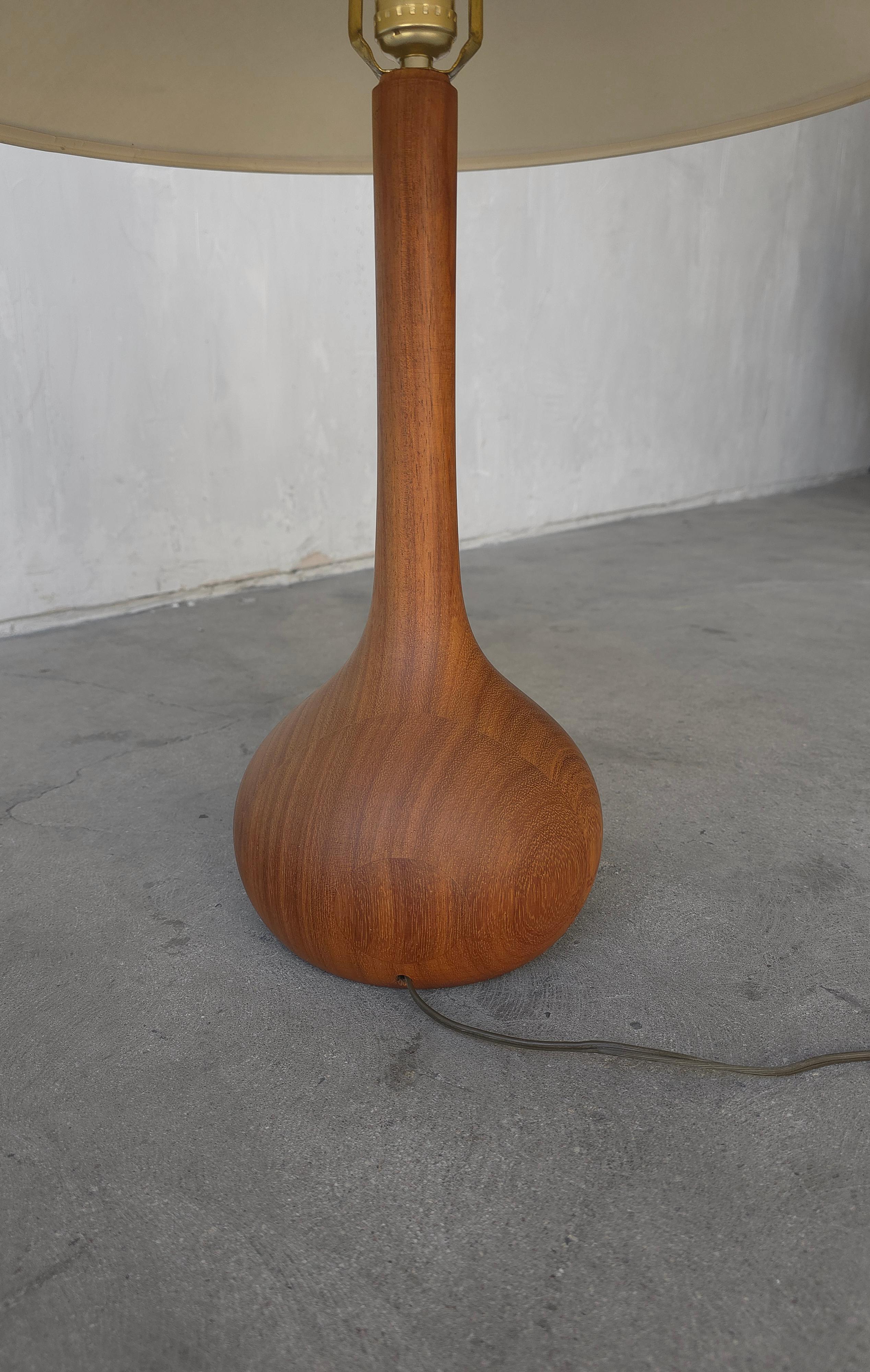 Lampe à poser danoise du milieu du siècle en teck staved Gourd Bon état - En vente à Las Vegas, NV