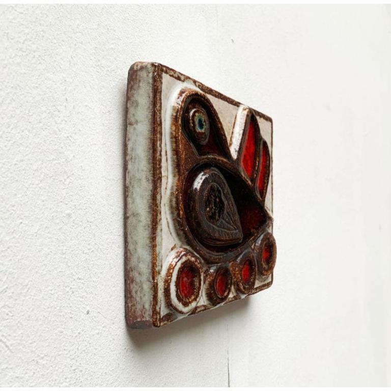 Mid-Century Danish Stoneware Bird Wall Plate by Noomi Backhausen for Søholm, 1960s, in Very Good conditions. Designed 1960 to 1969 This piece has an attribution mark.

Additional information:
Materials: Ceramic
Color: Maroon
Styles: Mid-Century