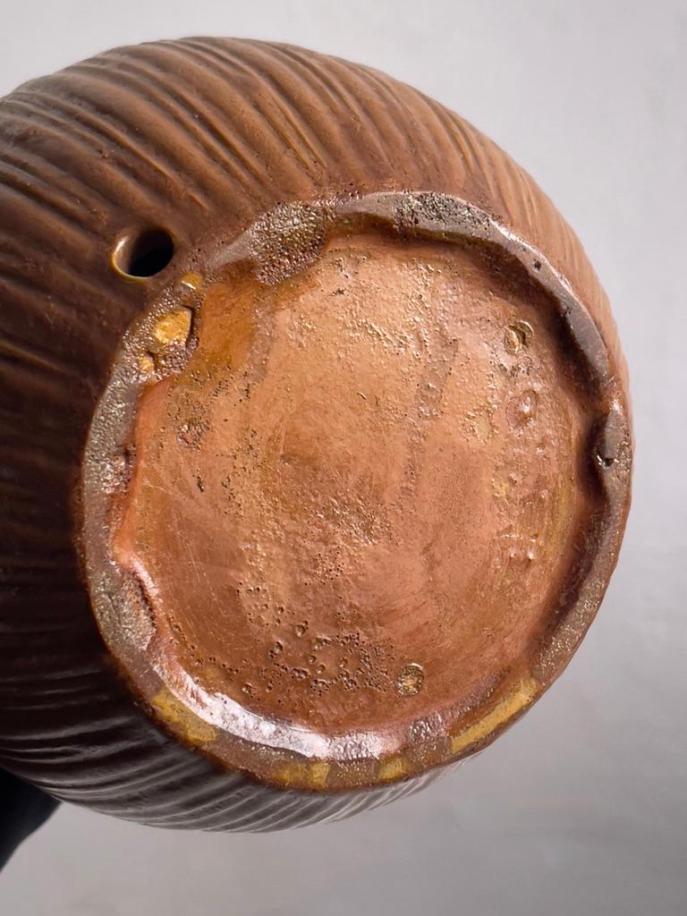 Lampe de table danoise du milieu du siècle dernier, en grès de couleur terre et avec couvercle supérieur en laiton. en vente 2