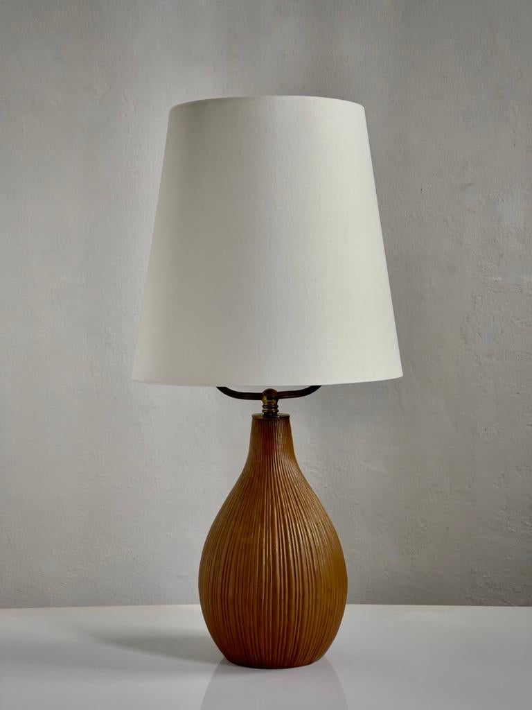Scandinave moderne Lampe de table danoise du milieu du siècle dernier, en grès de couleur terre et avec couvercle supérieur en laiton. en vente