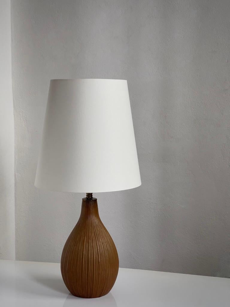 Danois Lampe de table danoise du milieu du siècle dernier, en grès de couleur terre et avec couvercle supérieur en laiton. en vente