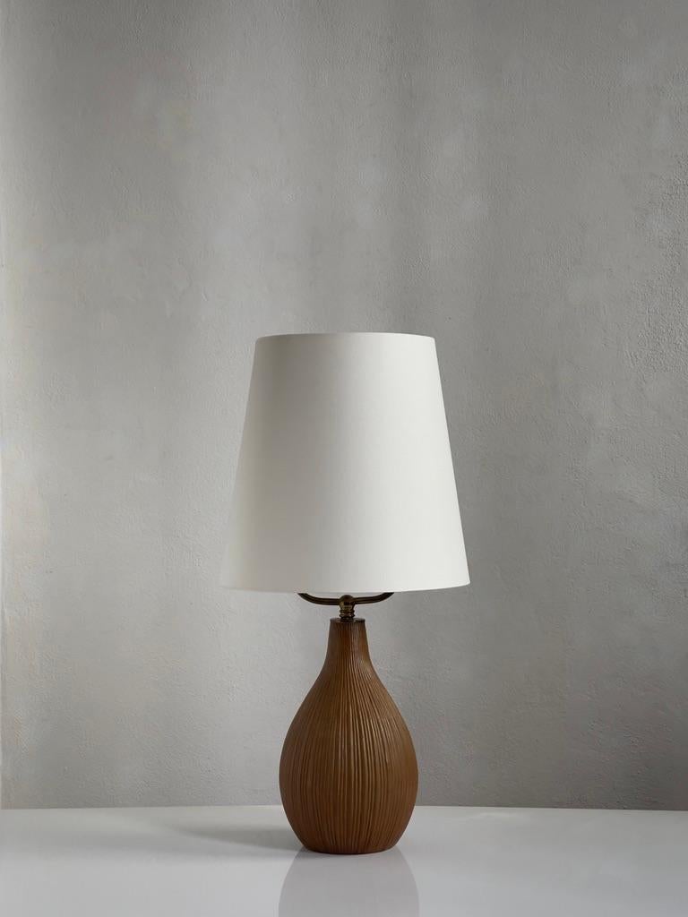 Fait main Lampe de table danoise du milieu du siècle dernier, en grès de couleur terre et avec couvercle supérieur en laiton. en vente