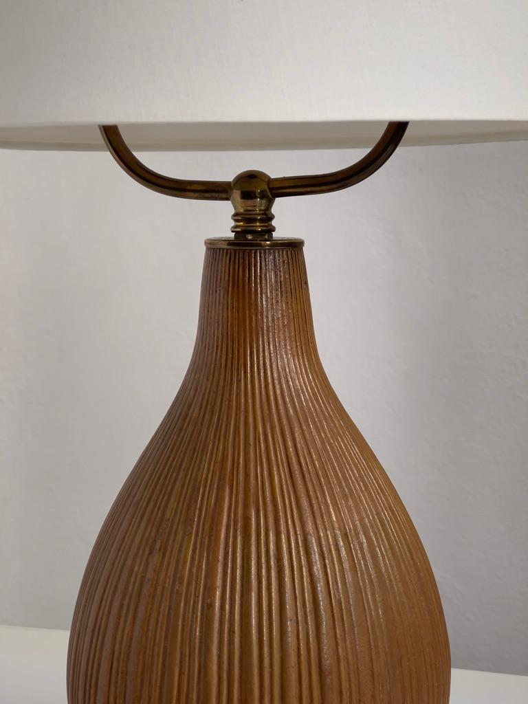 Lampe de table danoise du milieu du siècle dernier, en grès de couleur terre et avec couvercle supérieur en laiton. Bon état - En vente à København K, 84