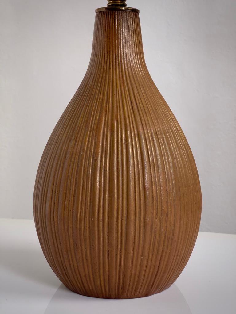 20ième siècle Lampe de table danoise du milieu du siècle dernier, en grès de couleur terre et avec couvercle supérieur en laiton. en vente