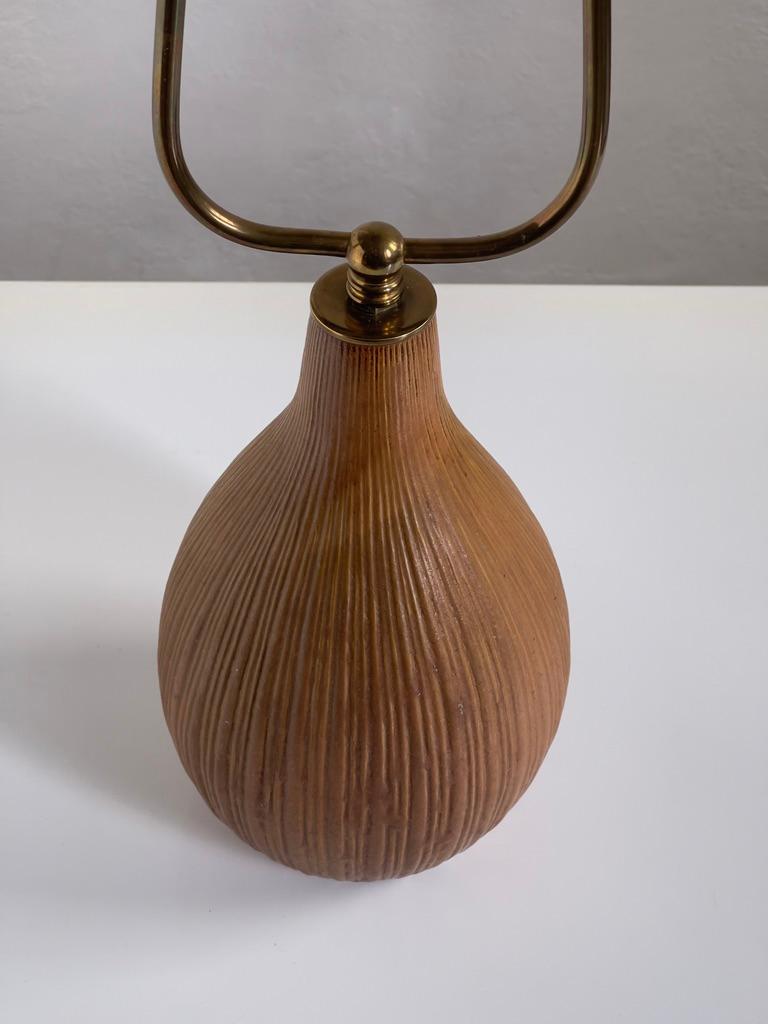 Grès Lampe de table danoise du milieu du siècle dernier, en grès de couleur terre et avec couvercle supérieur en laiton. en vente